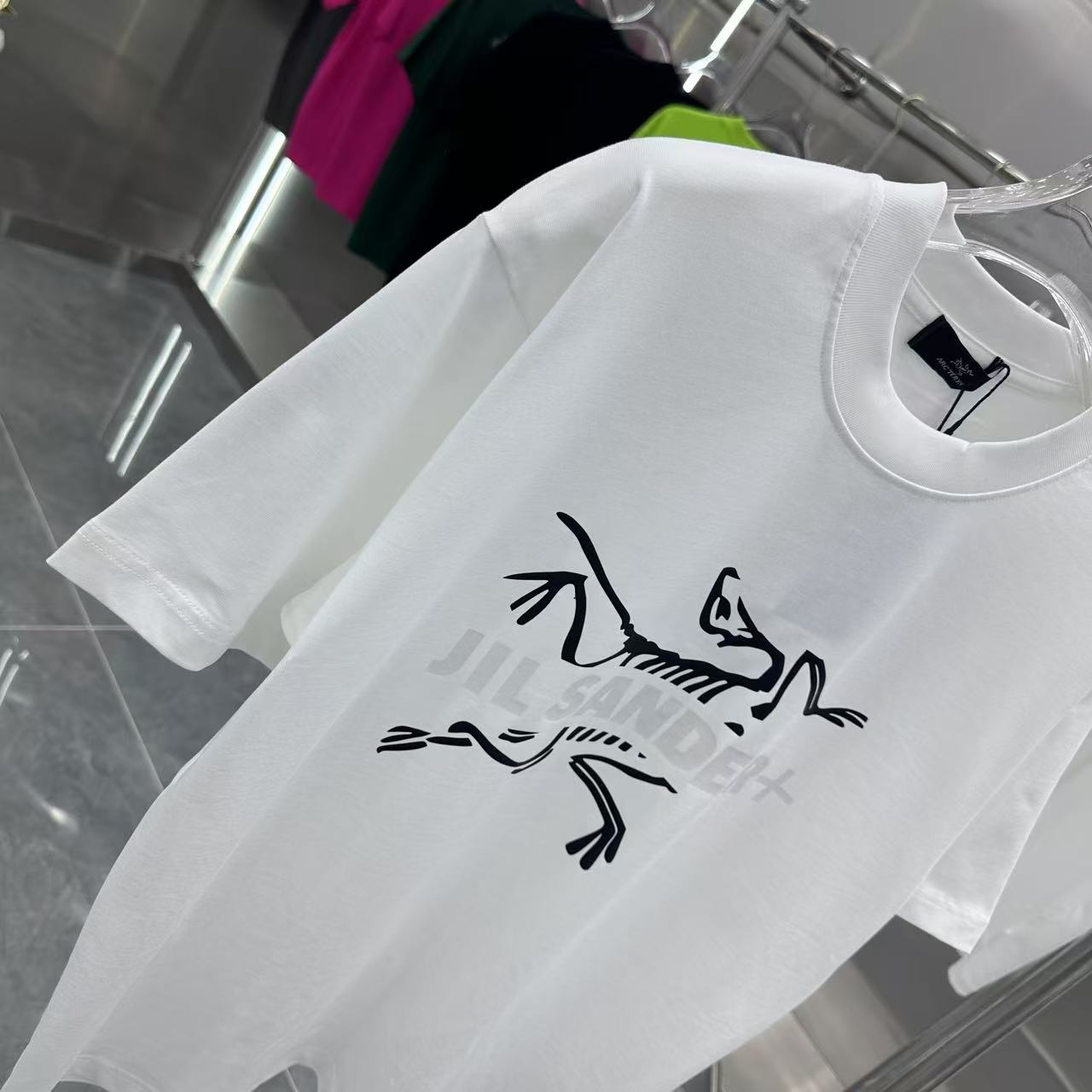 💰110
鸟牌 2025春夏新款 圆领短袖t恤  个性印花  男女同款 S M L XL XXL 五个码 黑色 白色 酒红色