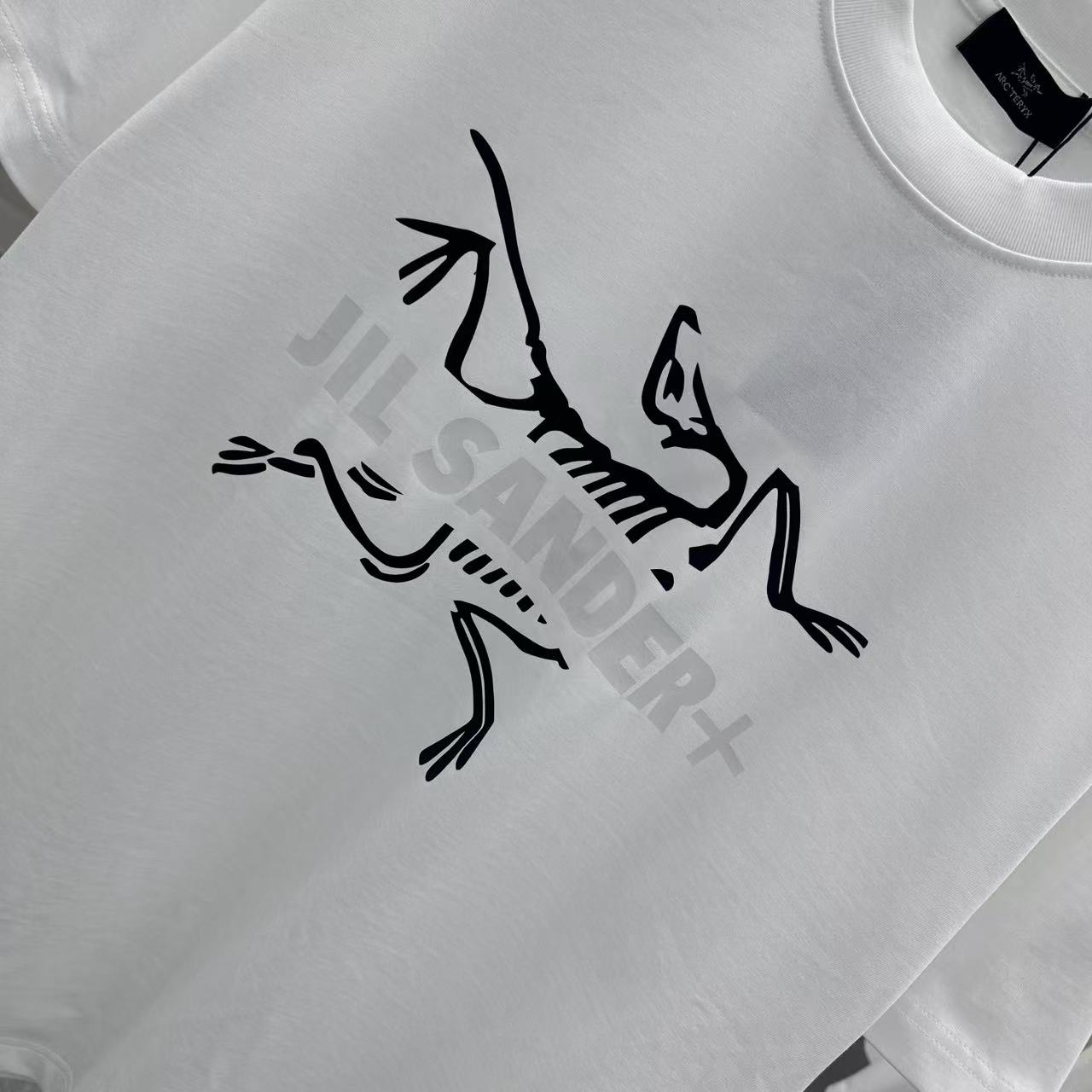  💰110
鸟牌 2025春夏新款 圆领短袖t恤  个性印花  男女同款 S M L XL XXL 五个码 黑色 白色 酒红色