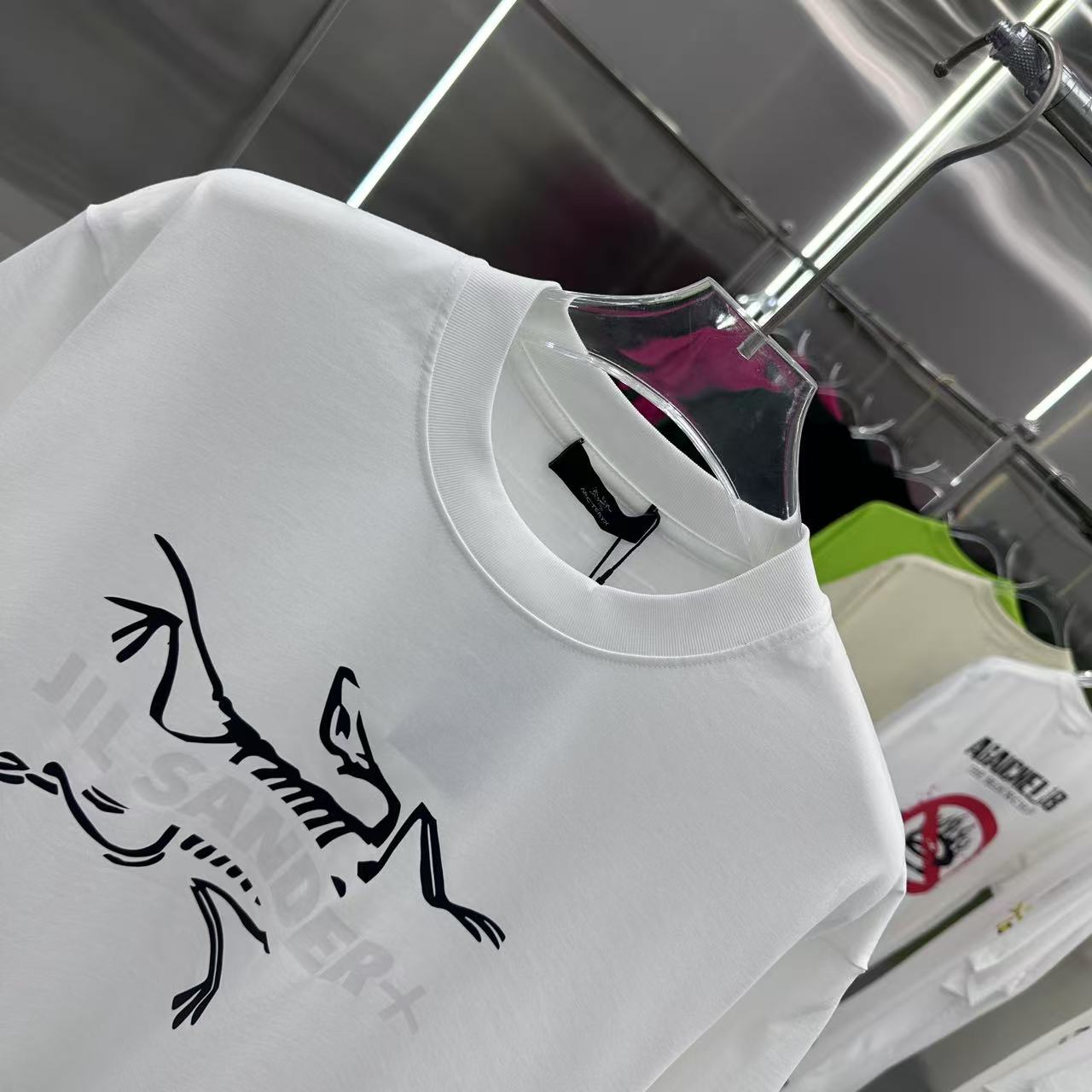  💰110
鸟牌 2025春夏新款 圆领短袖t恤  个性印花  男女同款 S M L XL XXL 五个码 黑色 白色 酒红色