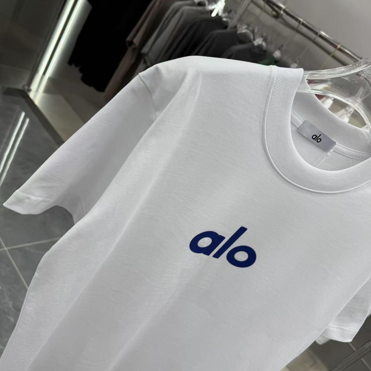 💰125 alo 2025春秋新款 320克定制面料 圆领短袖 个性硅胶  男女同款宽松版 S M L XL XXL 五个码 颜色 黑色 白色 灰色 