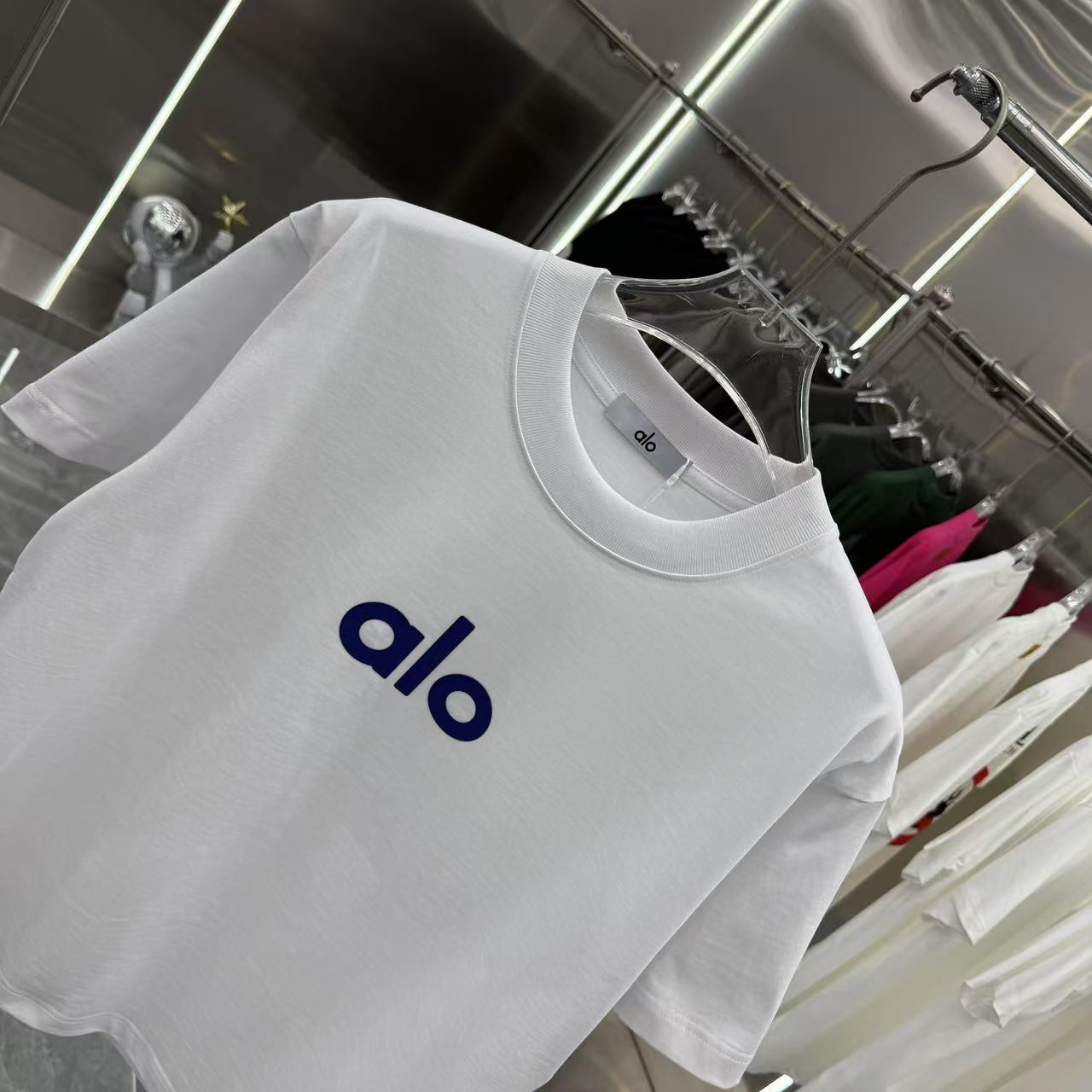 💰125 alo 2025春秋新款 320克定制面料 圆领短袖 个性硅胶  男女同款宽松版 S M L XL XXL 五个码 颜色 黑色 白色 灰色 