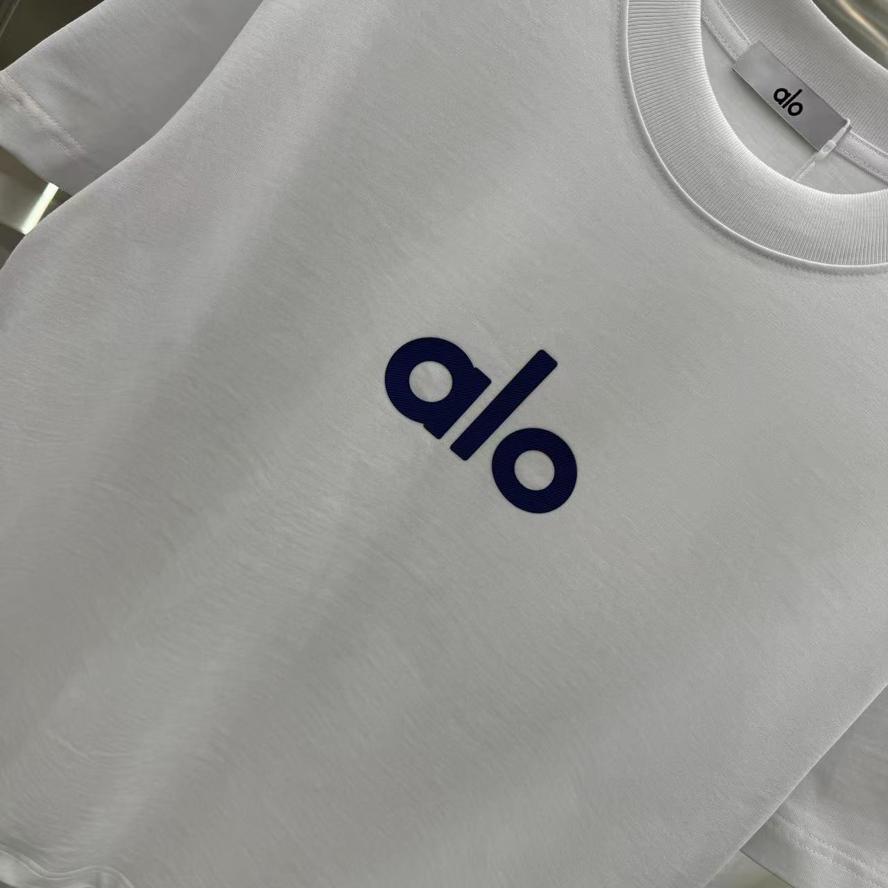 💰125 alo 2025春秋新款 320克定制面料 圆领短袖 个性硅胶  男女同款宽松版 S M L XL XXL 五个码 颜色 黑色 白色 灰色 