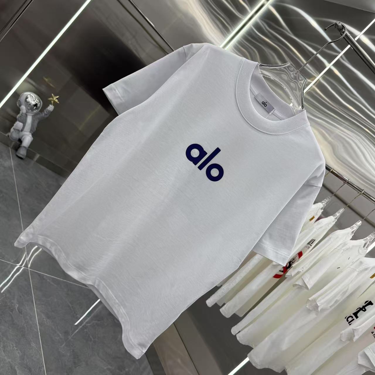 💰125 alo 2025春秋新款 320克定制面料 圆领短袖 个性硅胶  男女同款宽松版 S M L XL XXL 五个码 颜色 黑色 白色 灰色 