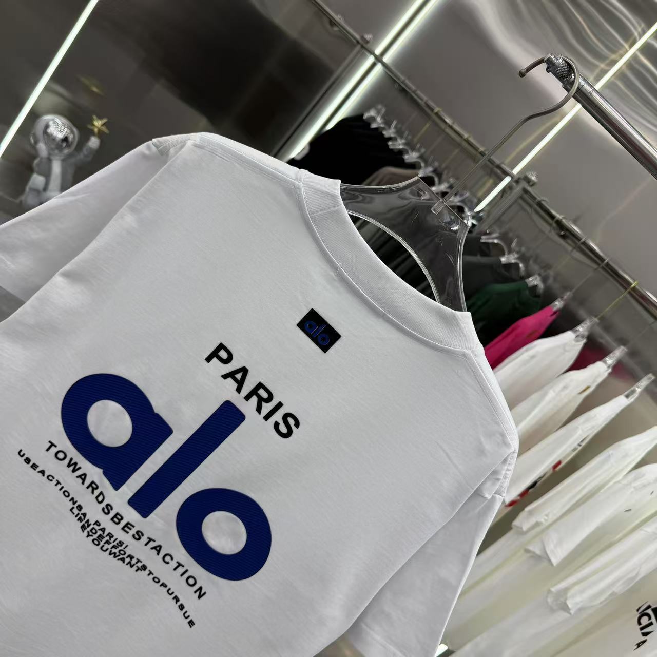 💰125 alo 2025春秋新款 320克定制面料 圆领短袖 个性硅胶  男女同款宽松版 S M L XL XXL 五个码 颜色 黑色 白色 灰色 