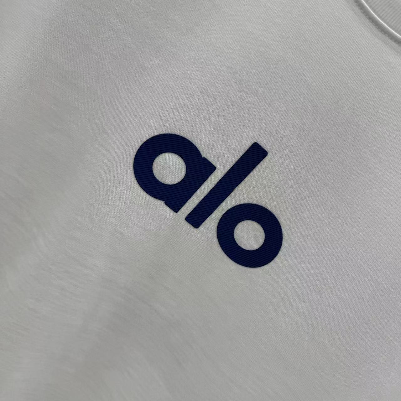 💰125 alo 2025春秋新款 320克定制面料 圆领短袖 个性硅胶  男女同款宽松版 S M L XL XXL 五个码 颜色 黑色 白色 灰色 