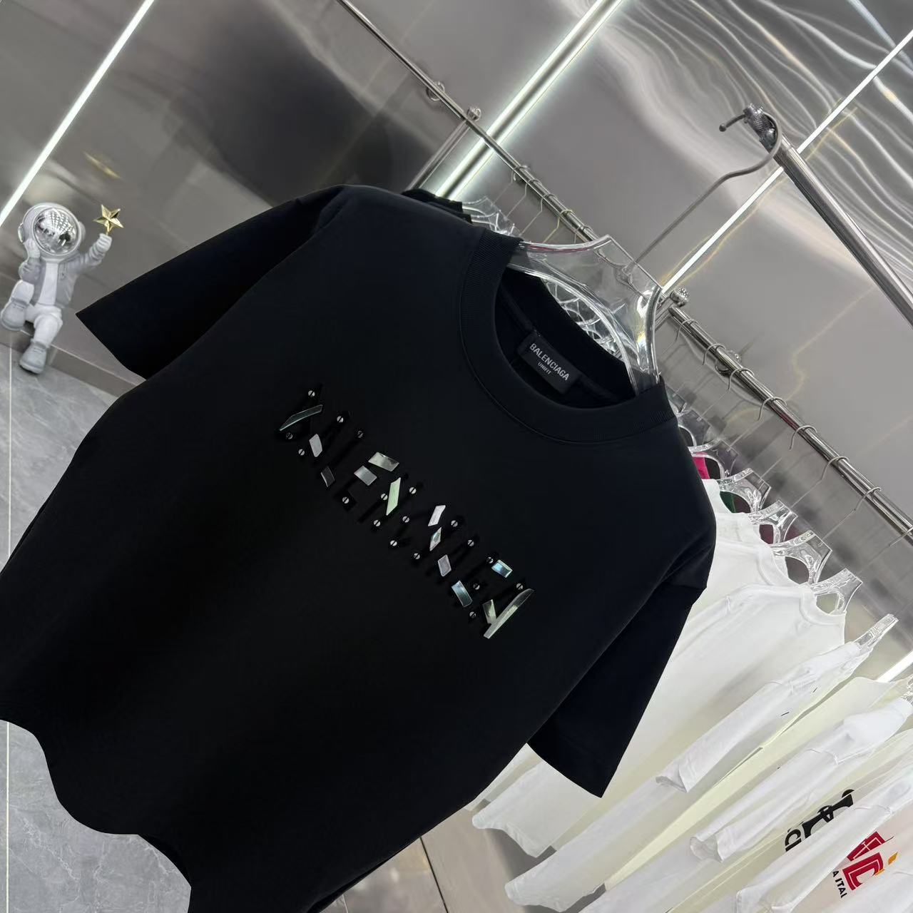 P100 BLE 2025秋冬新款 320克定制面料 圆领短袖  个性刻字模+亮片 🔥男女同款宽松版 S M L XL XXL 五个码 颜色 黑色 白色 灰色