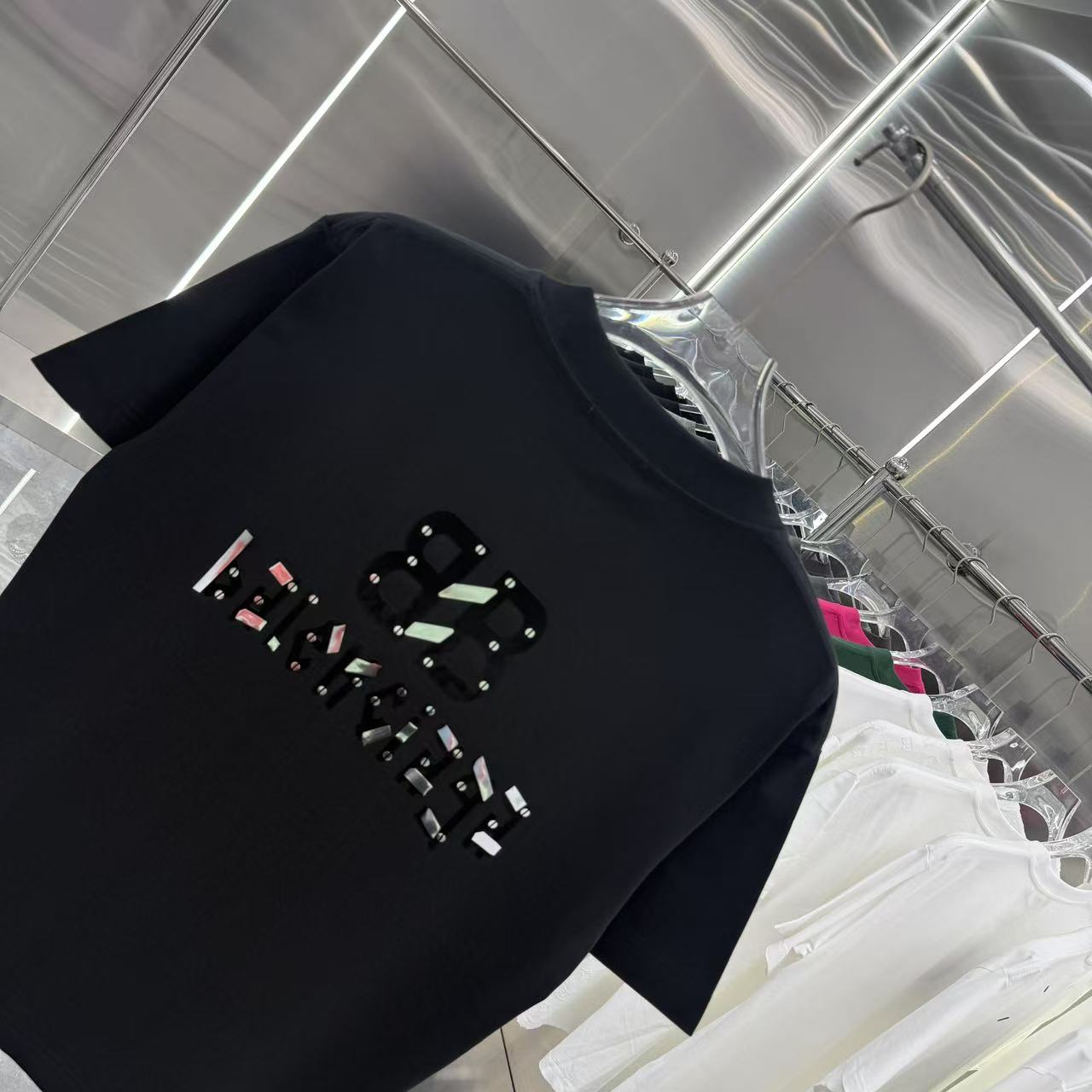 P100 BLE 2025秋冬新款 320克定制面料 圆领短袖  个性刻字模+亮片 🔥男女同款宽松版 S M L XL XXL 五个码 颜色 黑色 白色 灰色