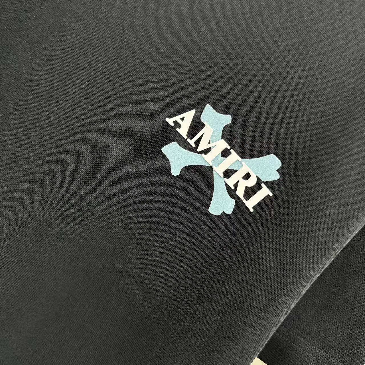 同图不同版，冲🐮货，随意对比 P165 AMI 2025秋冬新款 320克定制面料 圆领短袖 刻字模+植绒 男女同款宽松版 S M L XL XXL 五个码 颜色 黑色 白色 灰色