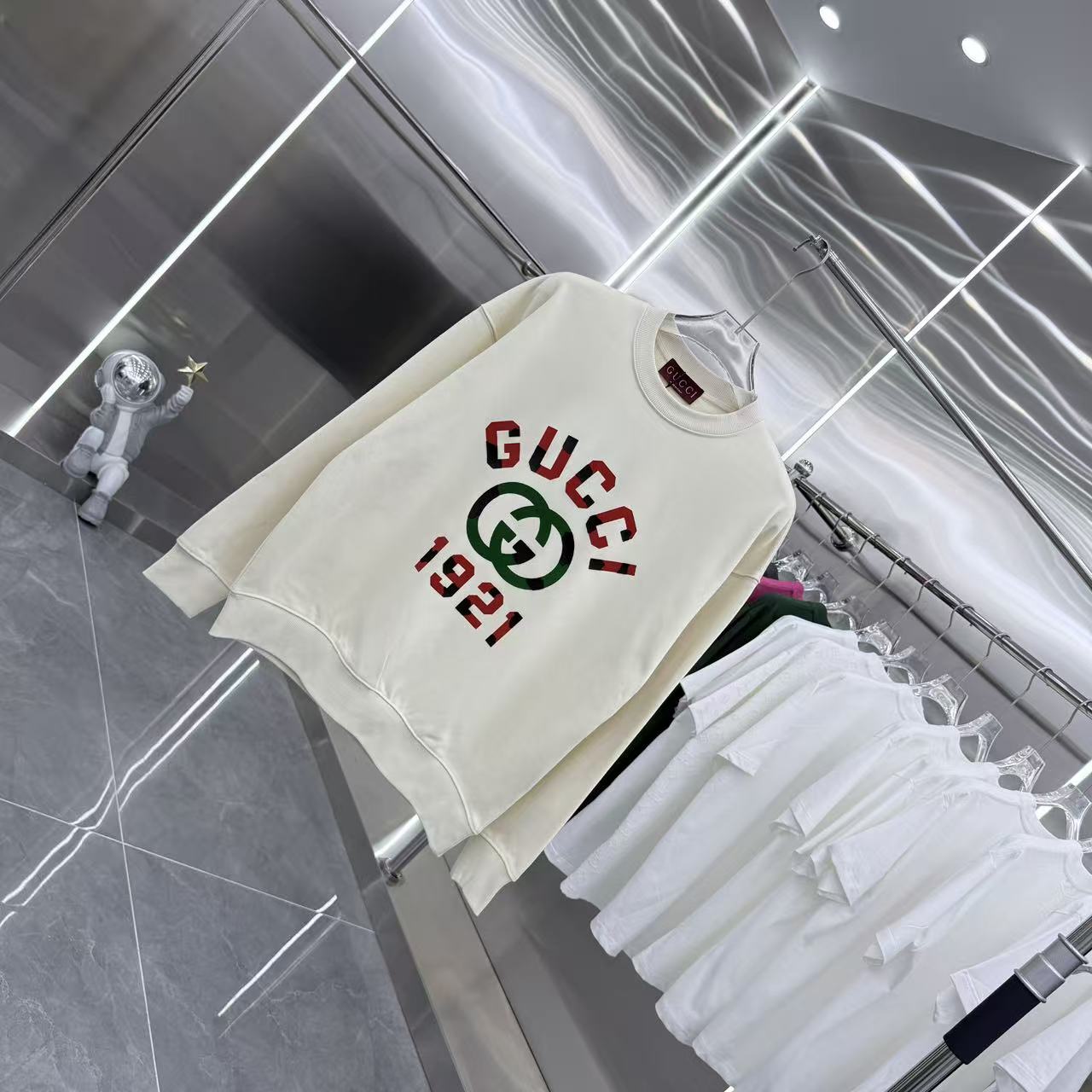 💰150 GU 2025秋冬新款 定制面料 圆领长袖卫衣 重叠刻字模+植绒 男女同款宽松版 S M L XL XXL 五个码 颜色 黑色 杏色