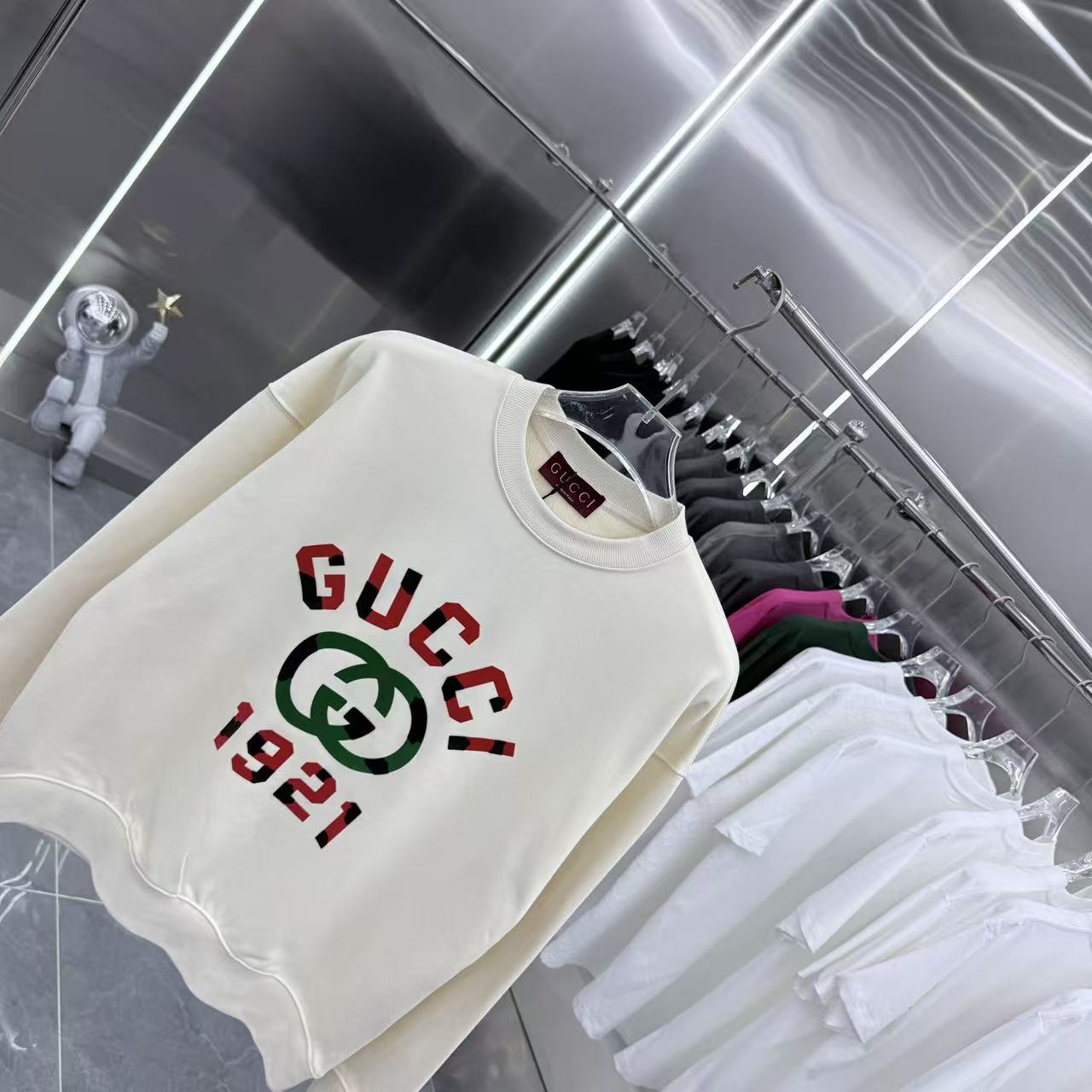 💰150 GU 2025秋冬新款 定制面料 圆领长袖卫衣 重叠刻字模+植绒 男女同款宽松版 S M L XL XXL 五个码 颜色 黑色 杏色