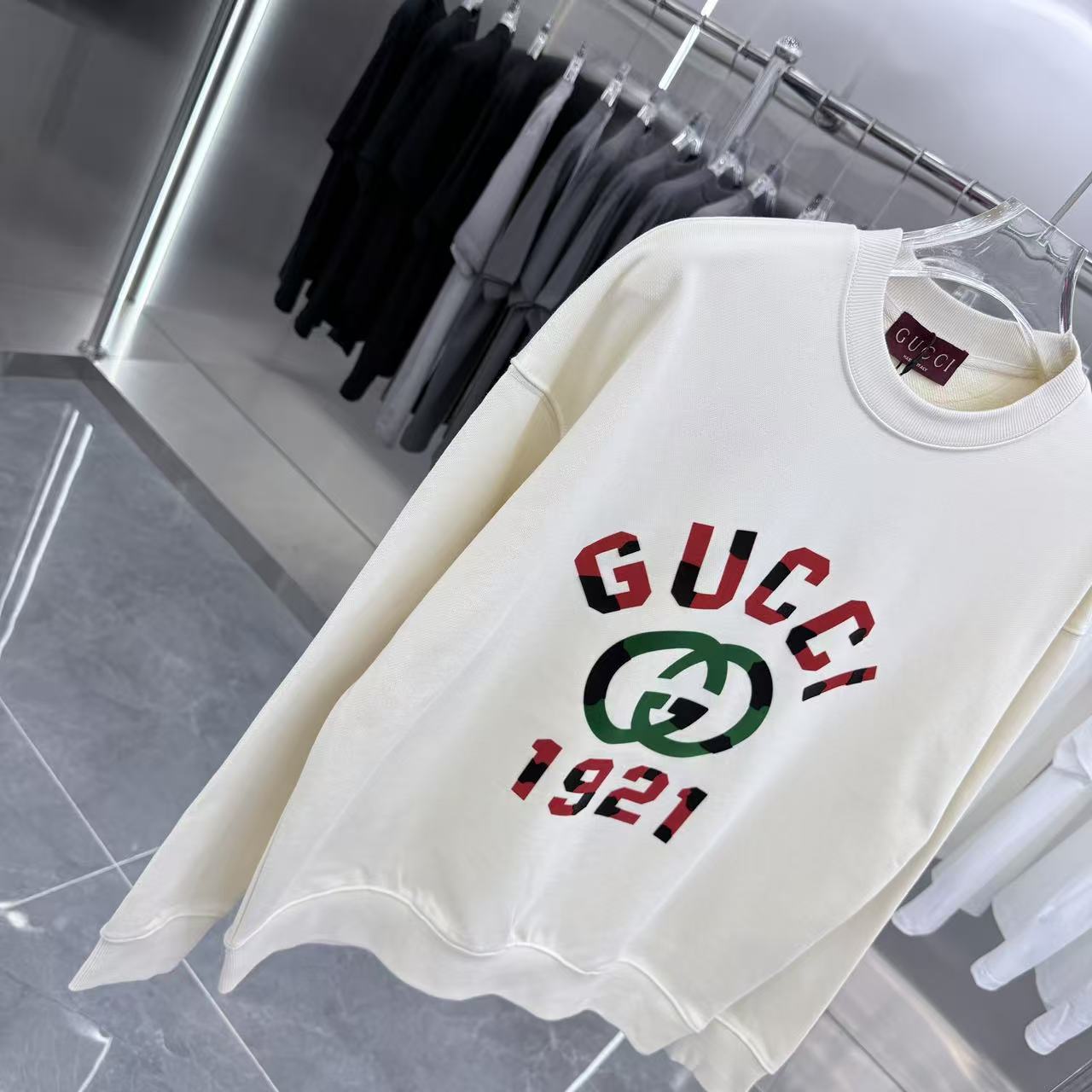 💰150 GU 2025秋冬新款 定制面料 圆领长袖卫衣 重叠刻字模+植绒 男女同款宽松版 S M L XL XXL 五个码 颜色 黑色 杏色