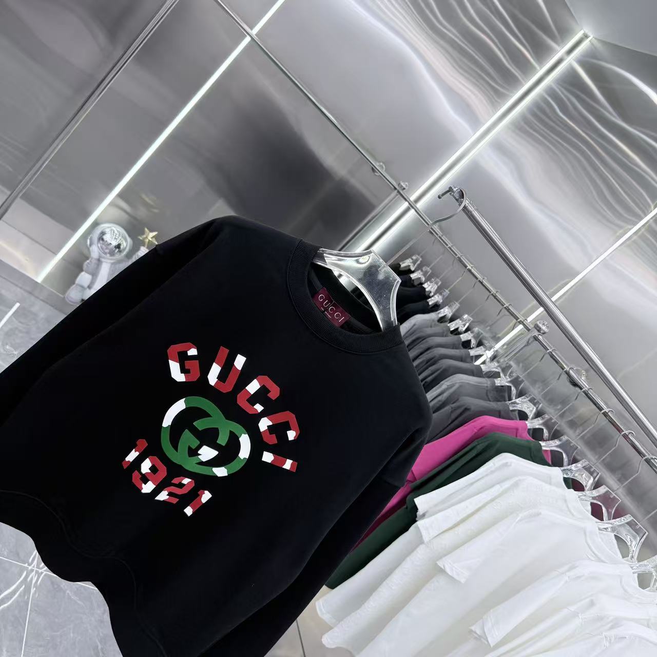 💰150 GU 2025秋冬新款 定制面料 圆领长袖卫衣 重叠刻字模+植绒 男女同款宽松版 S M L XL XXL 五个码 颜色 黑色 杏色