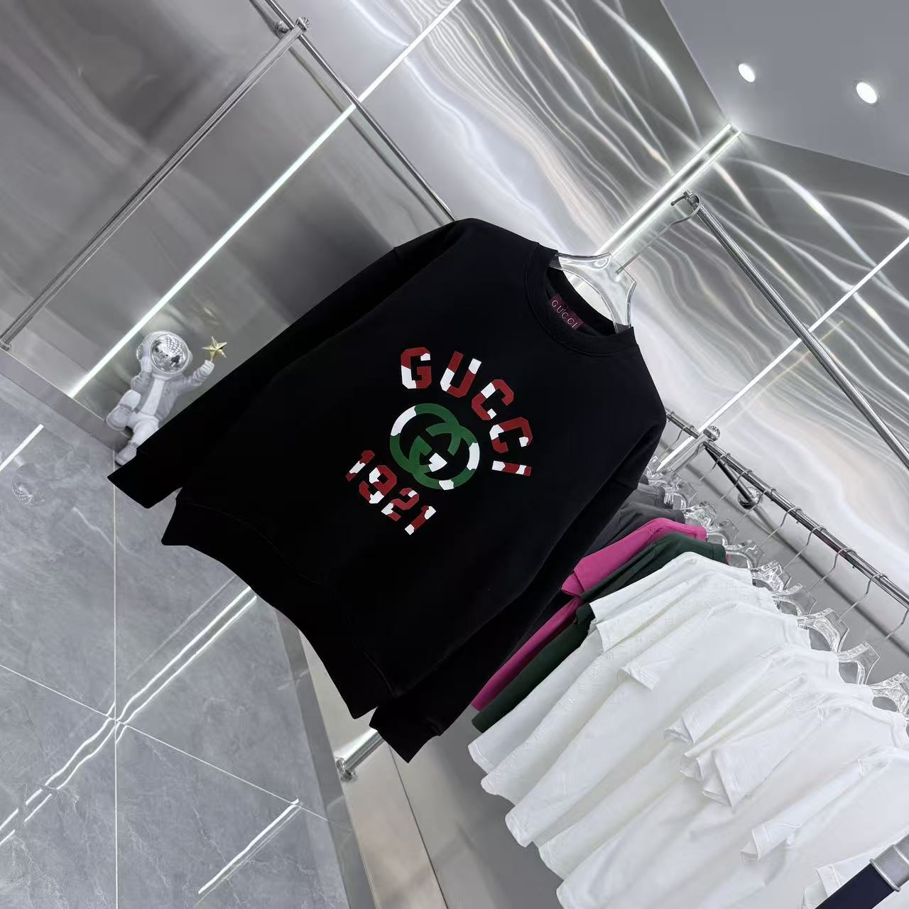 💰150 GU 2025秋冬新款 定制面料 圆领长袖卫衣 重叠刻字模+植绒 男女同款宽松版 S M L XL XXL 五个码 颜色 黑色 杏色