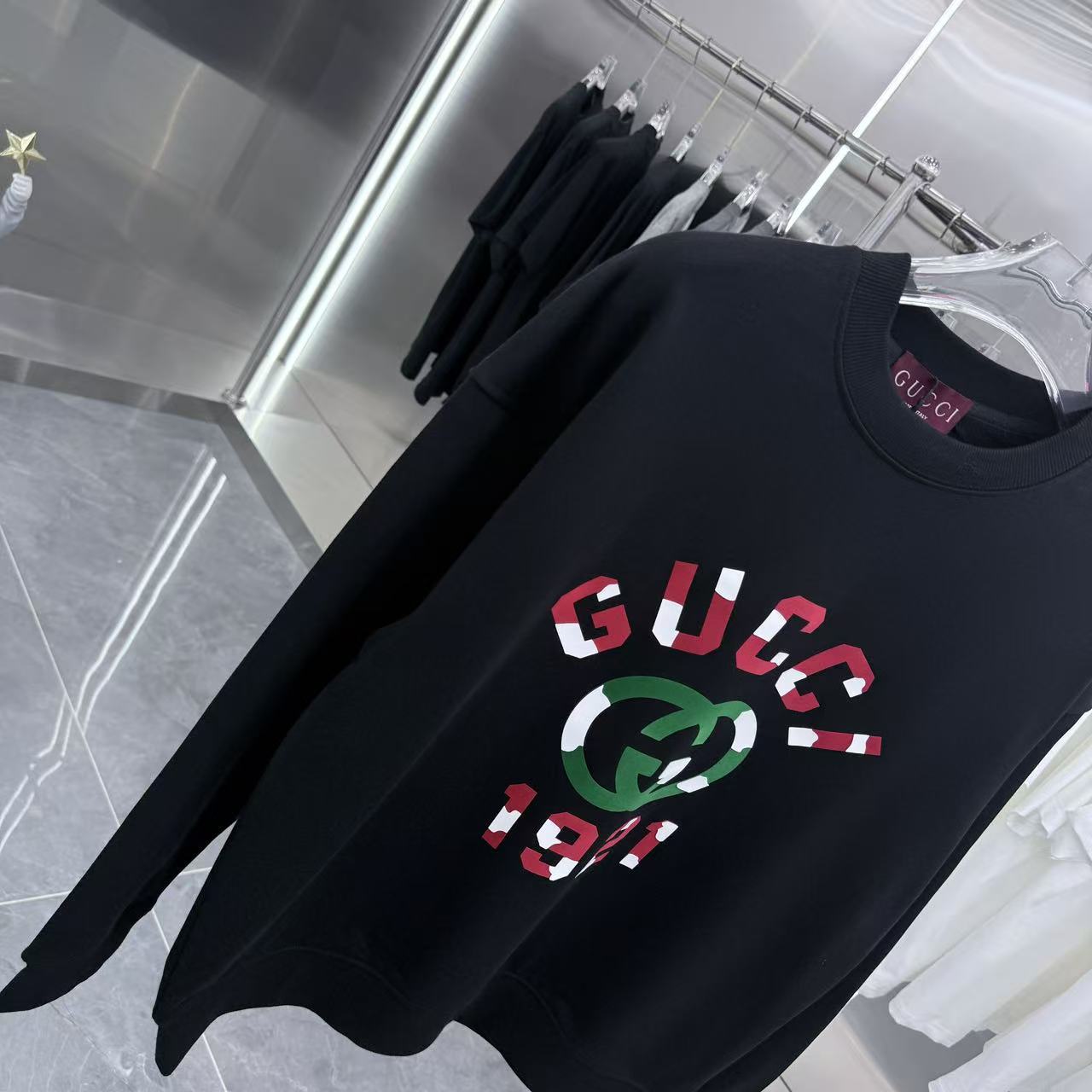 💰150 GU 2025秋冬新款 定制面料 圆领长袖卫衣 重叠刻字模+植绒 男女同款宽松版 S M L XL XXL 五个码 颜色 黑色 杏色