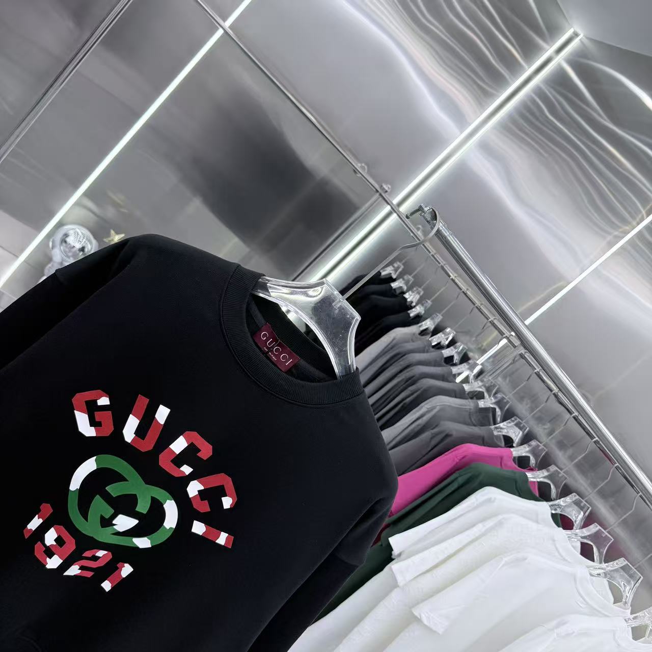 💰150 GU 2025秋冬新款 定制面料 圆领长袖卫衣 重叠刻字模+植绒 男女同款宽松版 S M L XL XXL 五个码 颜色 黑色 杏色