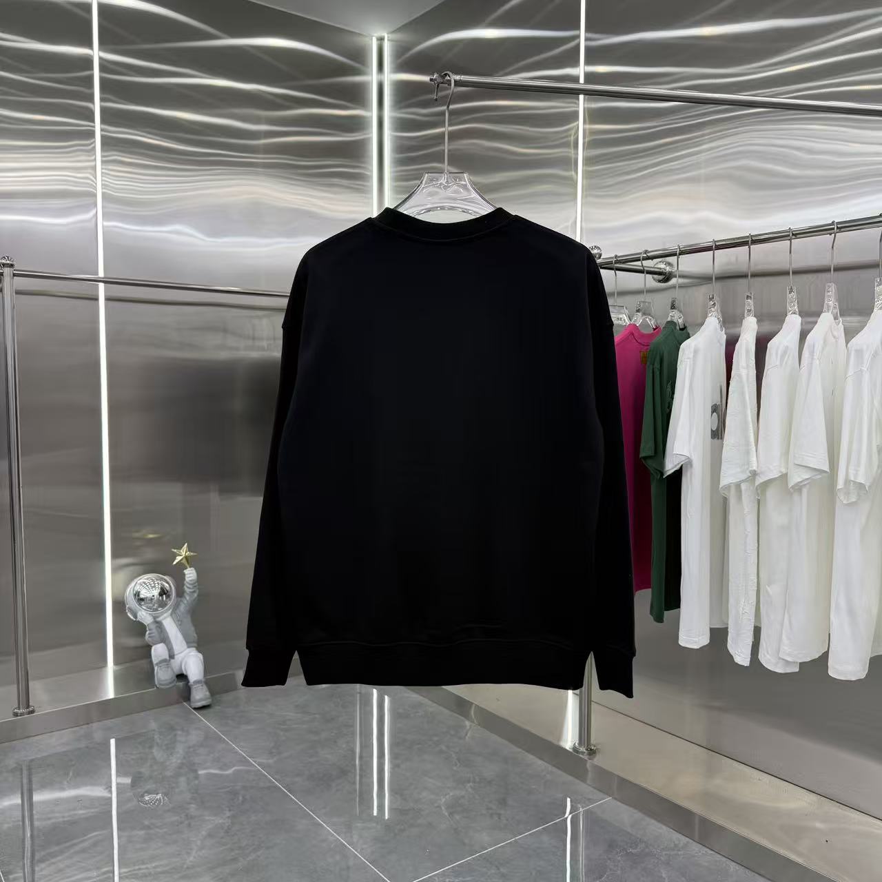 💰150 GU 2025秋冬新款 定制面料 圆领长袖卫衣 重叠刻字模+植绒 男女同款宽松版 S M L XL XXL 五个码 颜色 黑色 杏色