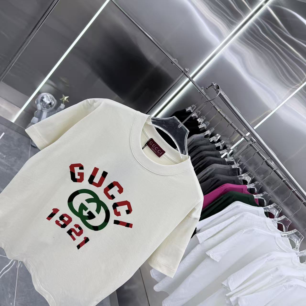 💰130 GU 2025秋冬新款 320克定制面料 圆领短袖 重叠刻字模+植绒 男女同款宽松版 S M L XL XXL 五个码 颜色 黑色 杏色