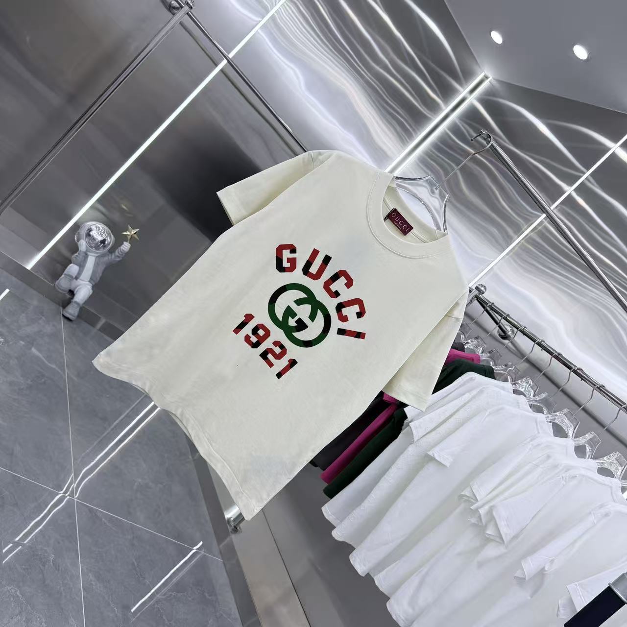 💰130 GU 2025秋冬新款 320克定制面料 圆领短袖 重叠刻字模+植绒 男女同款宽松版 S M L XL XXL 五个码 颜色 黑色 杏色