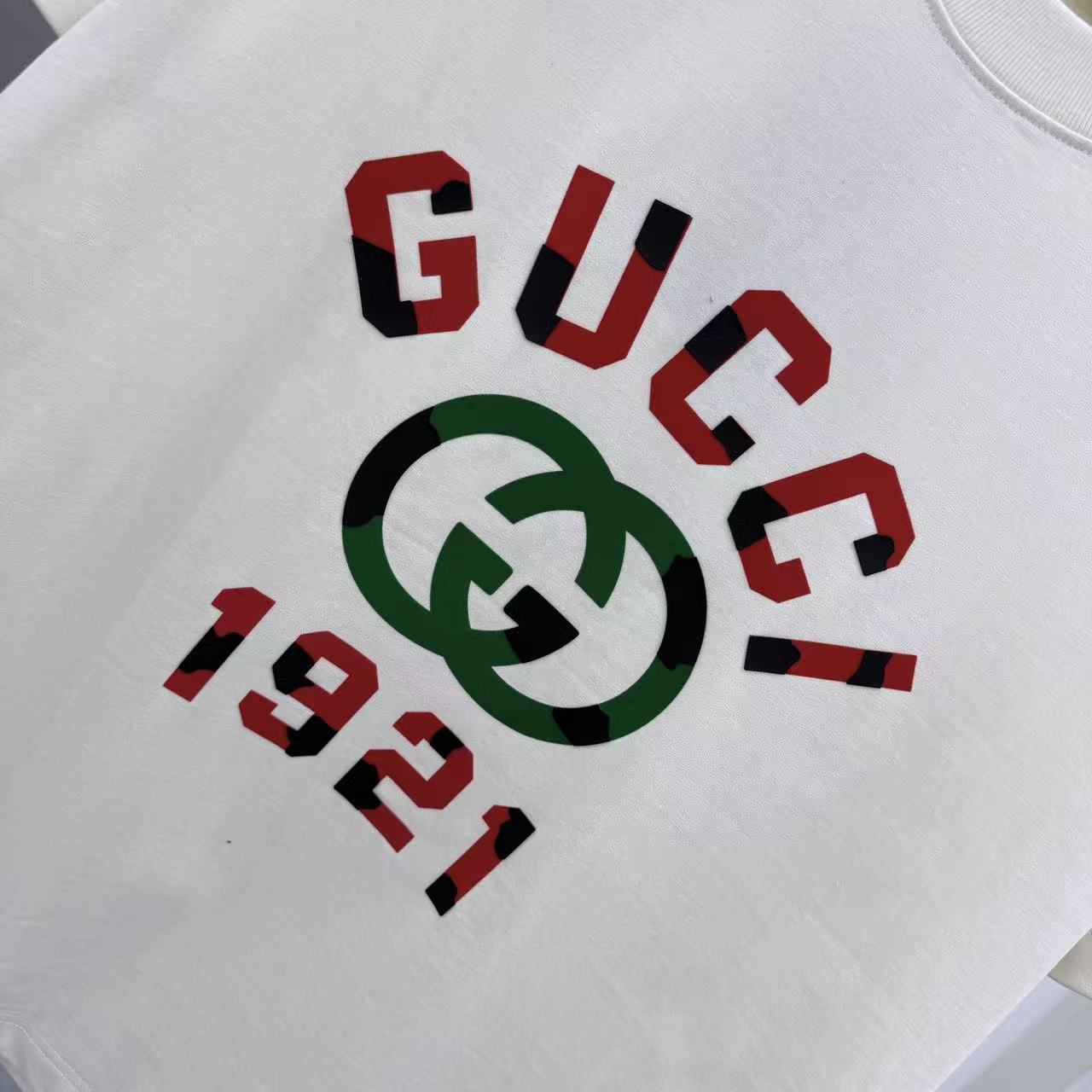 💰130 GU 2025秋冬新款 320克定制面料 圆领短袖 重叠刻字模+植绒 男女同款宽松版 S M L XL XXL 五个码 颜色 黑色 杏色