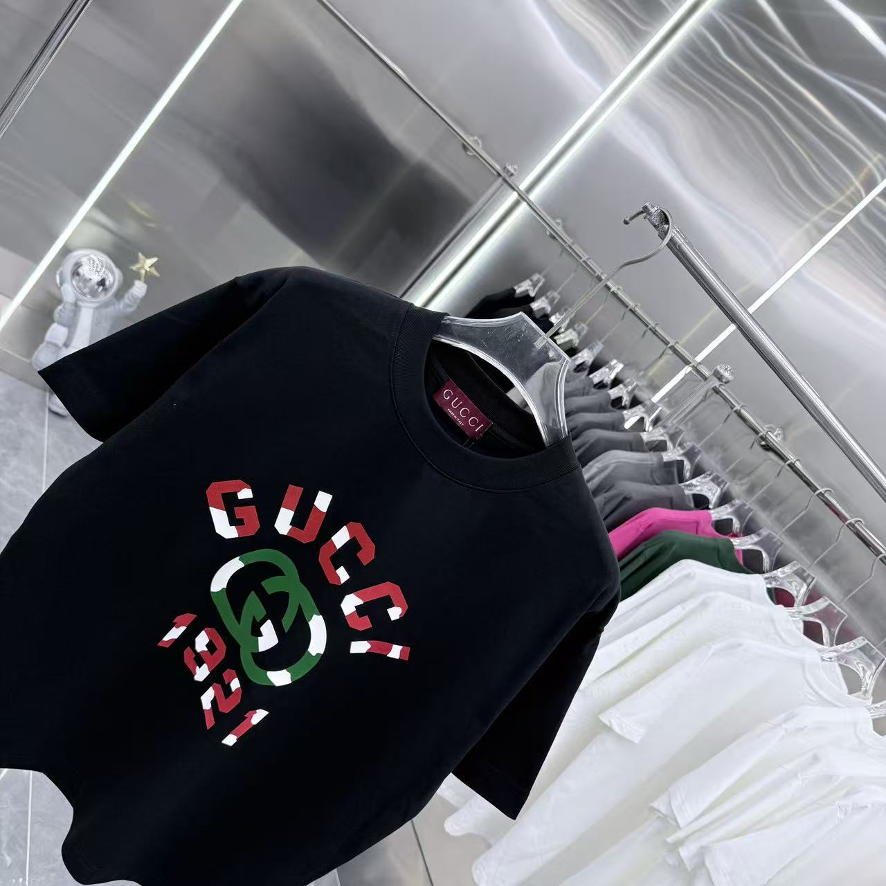 💰130 GU 2025秋冬新款 320克定制面料 圆领短袖 重叠刻字模+植绒 男女同款宽松版 S M L XL XXL 五个码 颜色 黑色 杏色