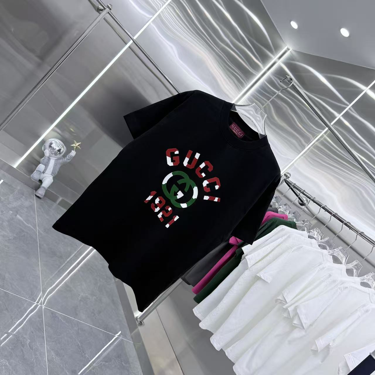 💰130 GU 2025秋冬新款 320克定制面料 圆领短袖 重叠刻字模+植绒 男女同款宽松版 S M L XL XXL 五个码 颜色 黑色 杏色