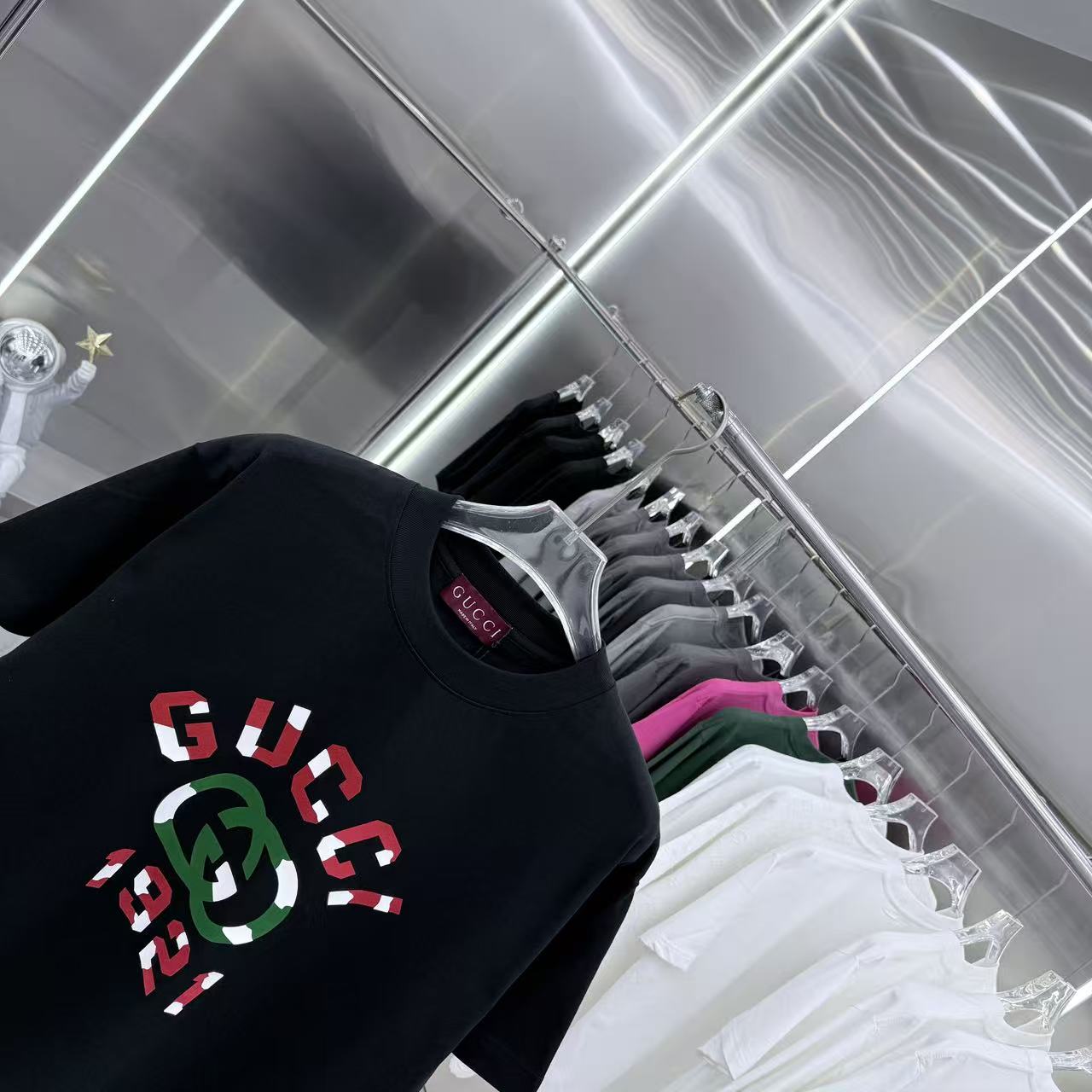 💰130 GU 2025秋冬新款 320克定制面料 圆领短袖 重叠刻字模+植绒 男女同款宽松版 S M L XL XXL 五个码 颜色 黑色 杏色