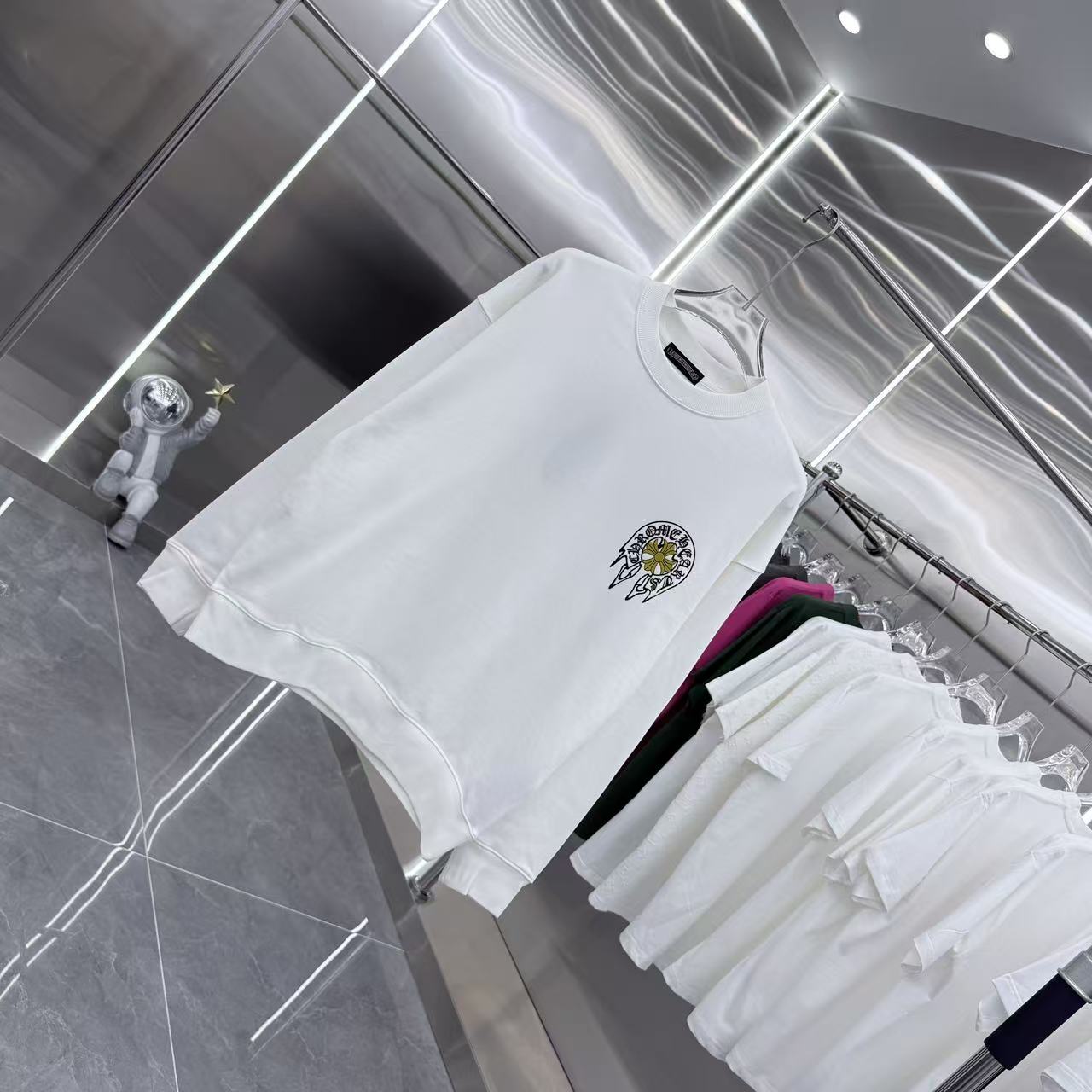 💰150 CH 2025秋冬新款 定制面料 圆领长袖卫衣 重叠刻字模+植绒十字架 男女同款宽松版 S M L XL XXL 五个码 颜色 黑色 白色