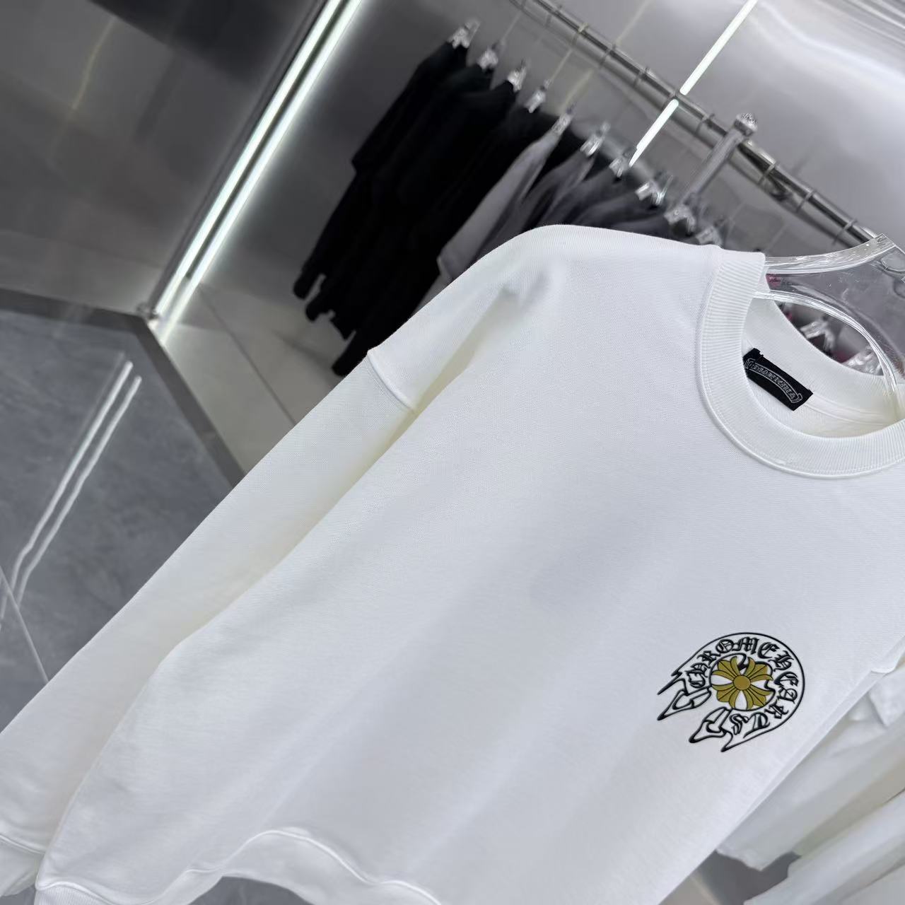 💰150 CH 2025秋冬新款 定制面料 圆领长袖卫衣 重叠刻字模+植绒十字架 男女同款宽松版 S M L XL XXL 五个码 颜色 黑色 白色