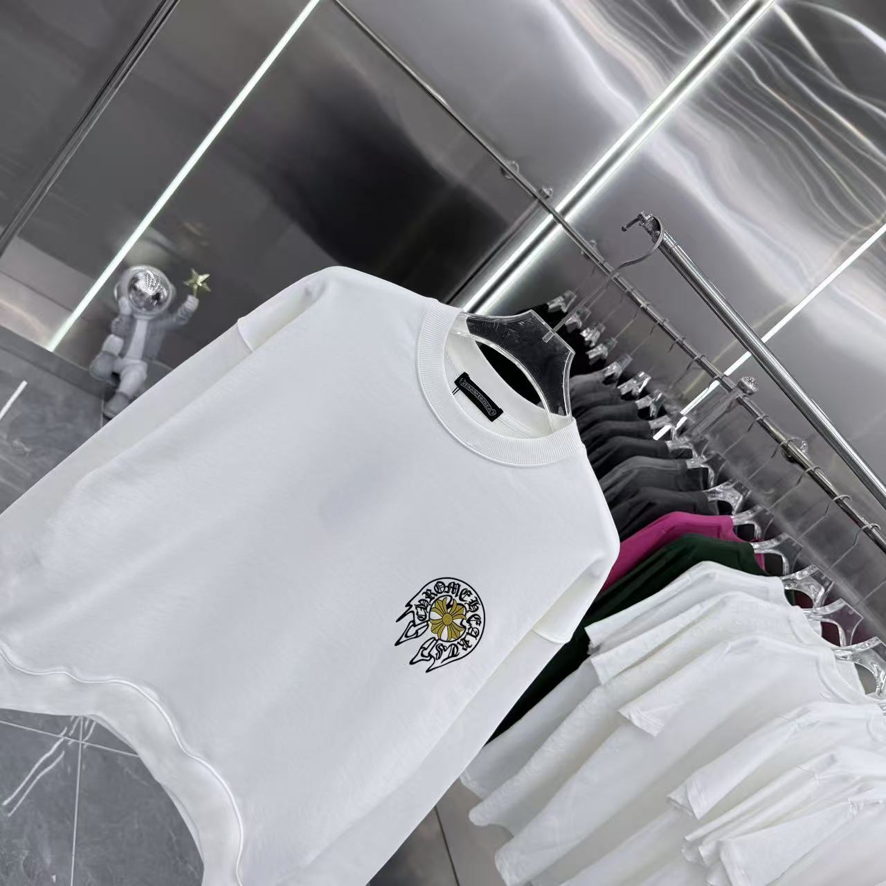 💰150 CH 2025秋冬新款 定制面料 圆领长袖卫衣 重叠刻字模+植绒十字架 男女同款宽松版 S M L XL XXL 五个码 颜色 黑色 白色