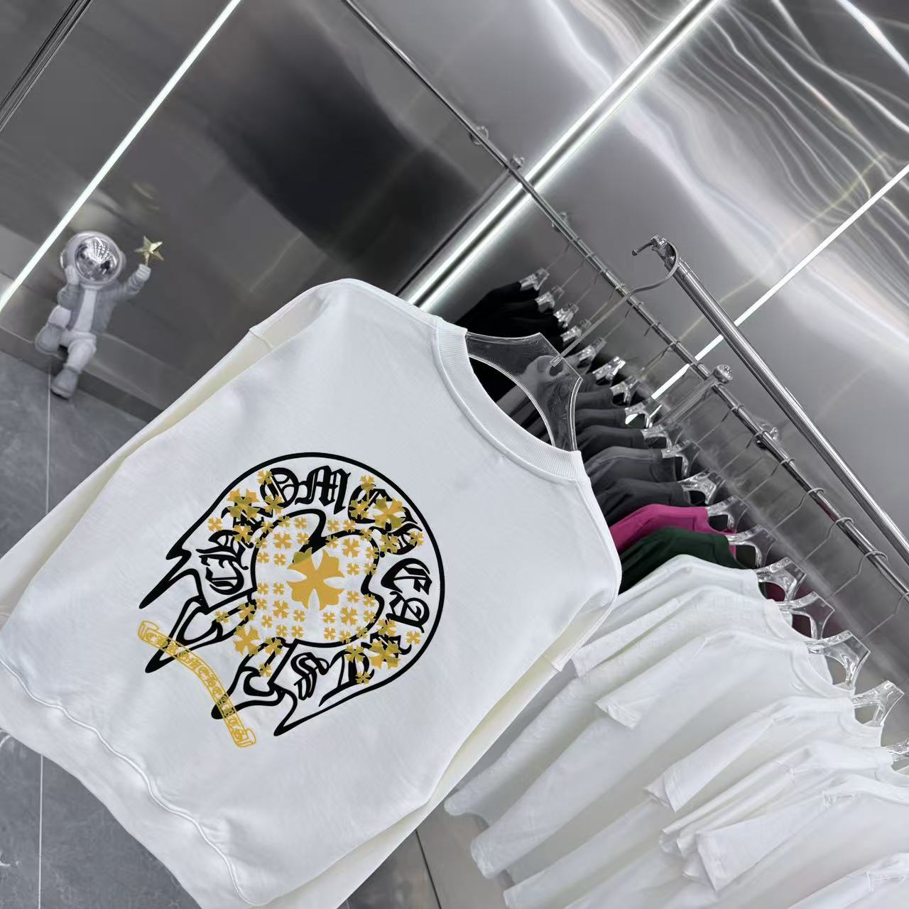 💰150 CH 2025秋冬新款 定制面料 圆领长袖卫衣 重叠刻字模+植绒十字架 男女同款宽松版 S M L XL XXL 五个码 颜色 黑色 白色