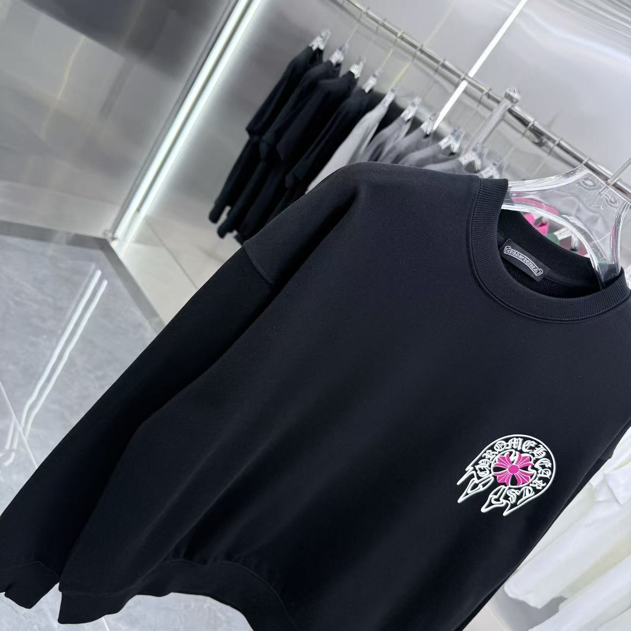 💰150 CH 2025秋冬新款 定制面料 圆领长袖卫衣 重叠刻字模+植绒十字架 男女同款宽松版 S M L XL XXL 五个码 颜色 黑色 白色