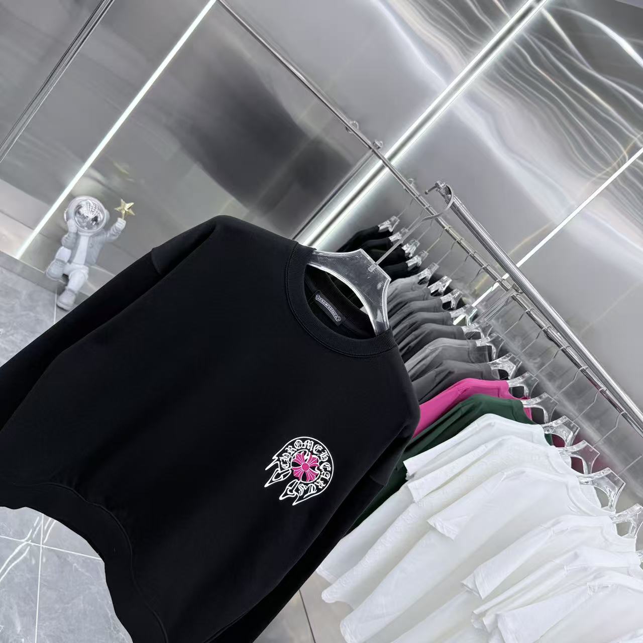 💰150 CH 2025秋冬新款 定制面料 圆领长袖卫衣 重叠刻字模+植绒十字架 男女同款宽松版 S M L XL XXL 五个码 颜色 黑色 白色