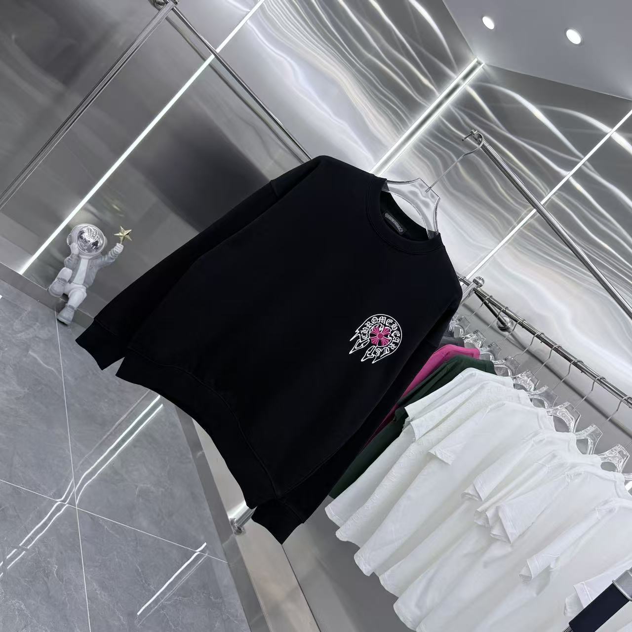 💰150 CH 2025秋冬新款 定制面料 圆领长袖卫衣 重叠刻字模+植绒十字架 男女同款宽松版 S M L XL XXL 五个码 颜色 黑色 白色