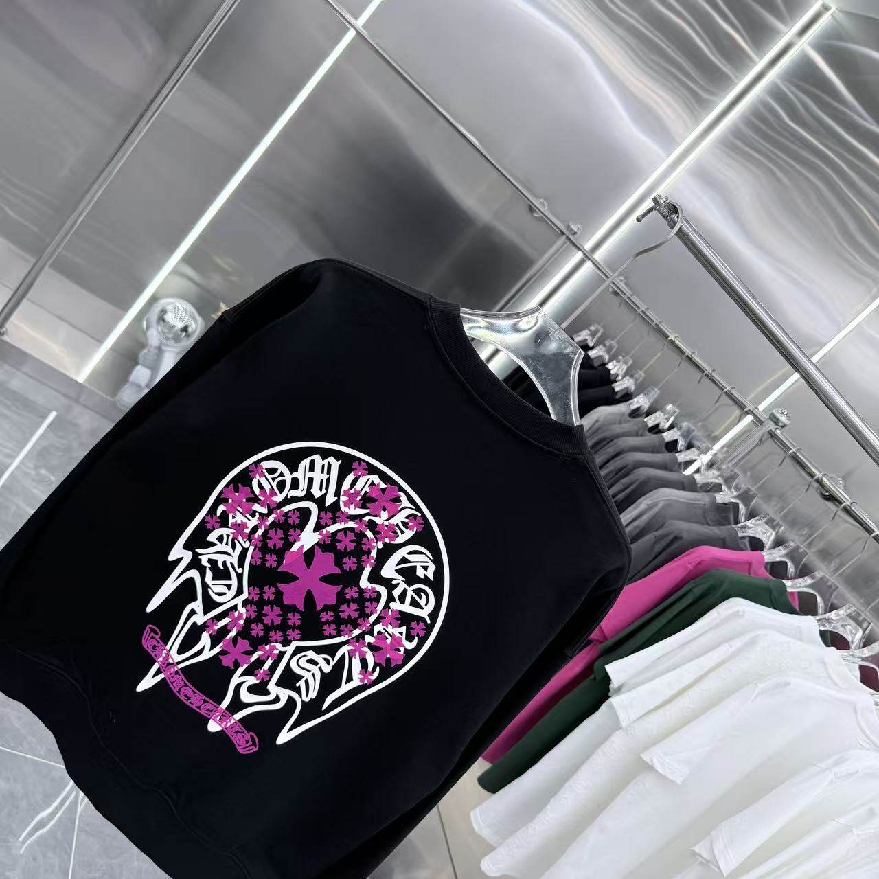 💰150 CH 2025秋冬新款 定制面料 圆领长袖卫衣 重叠刻字模+植绒十字架 男女同款宽松版 S M L XL XXL 五个码 颜色 黑色 白色