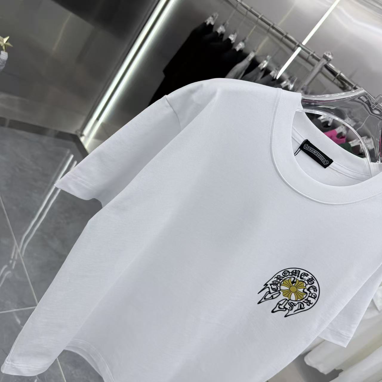 💰130 CH 2025秋冬新款 320克定制面料 圆领短袖 重叠刻字模+植绒十字架 男女同款宽松版 S M L XL XXL 五个码 颜色 黑色 白色