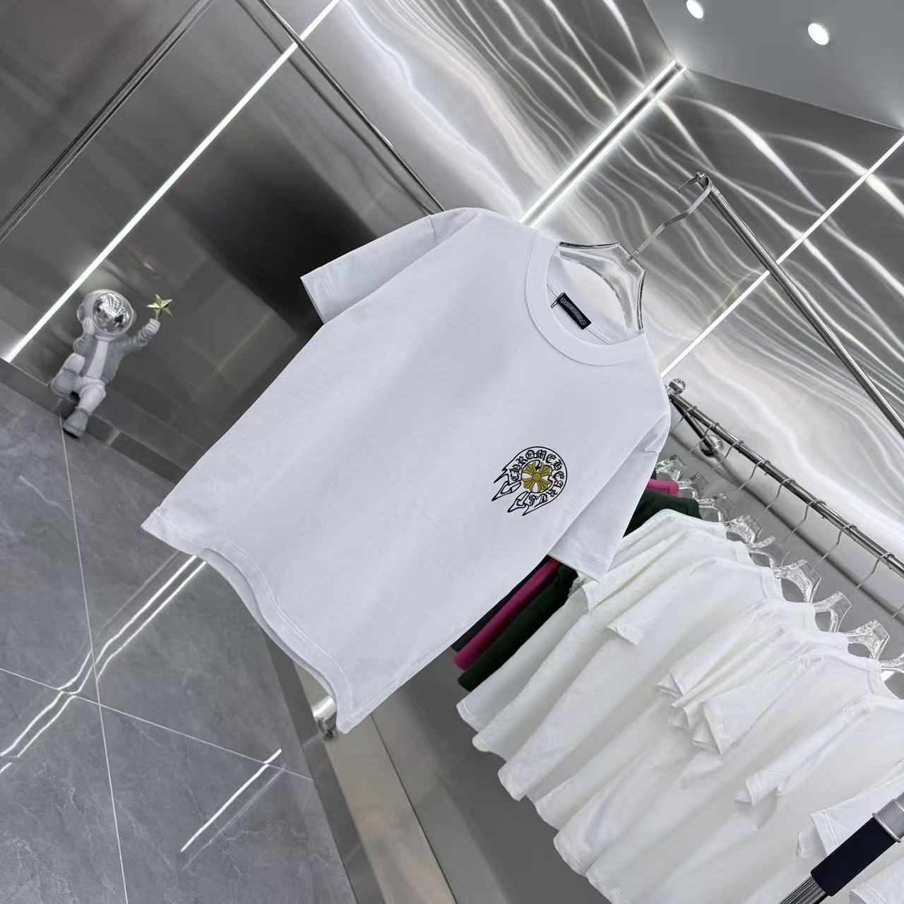 💰130 CH 2025秋冬新款 320克定制面料 圆领短袖 重叠刻字模+植绒十字架 男女同款宽松版 S M L XL XXL 五个码 颜色 黑色 白色