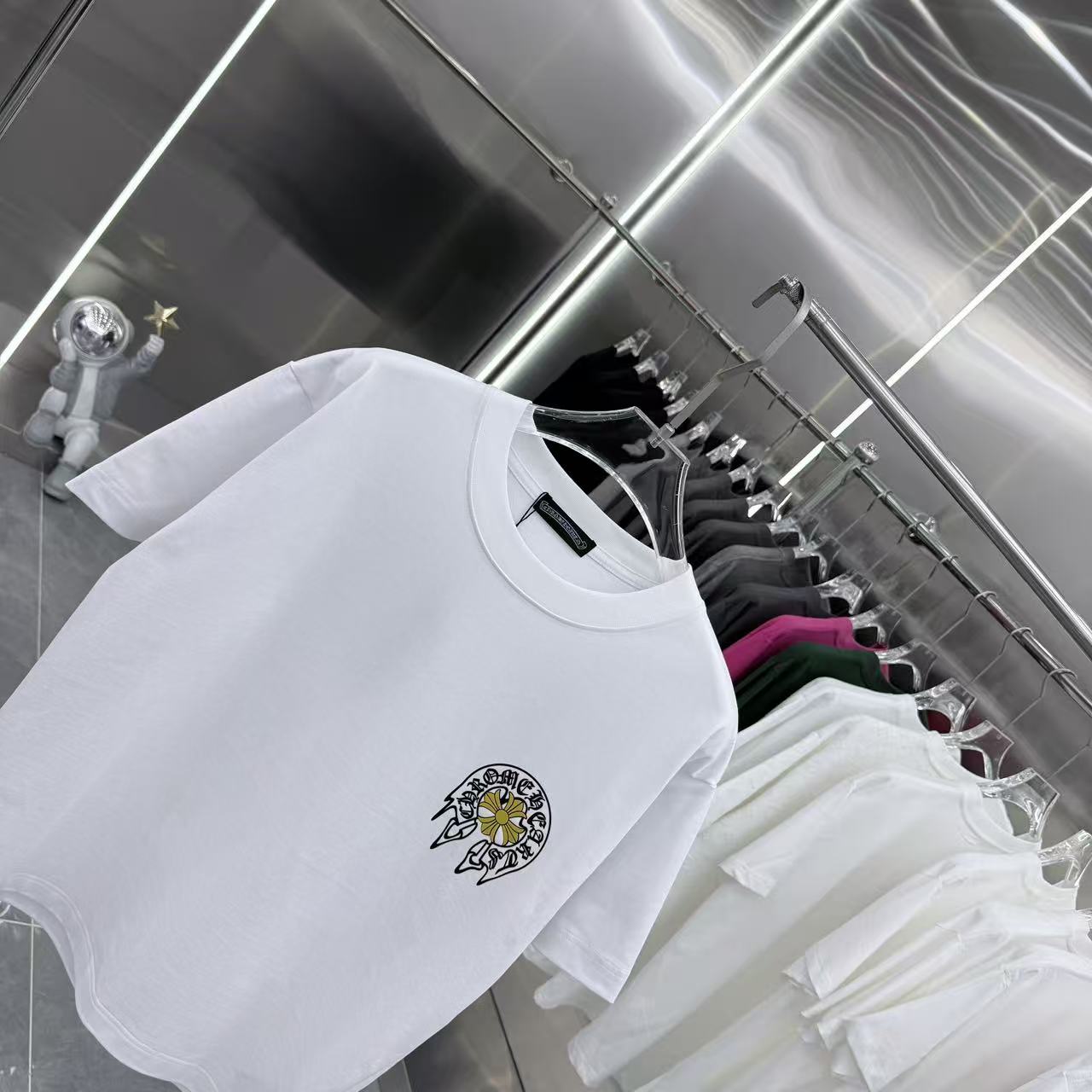 💰130 CH 2025秋冬新款 320克定制面料 圆领短袖 重叠刻字模+植绒十字架 男女同款宽松版 S M L XL XXL 五个码 颜色 黑色 白色