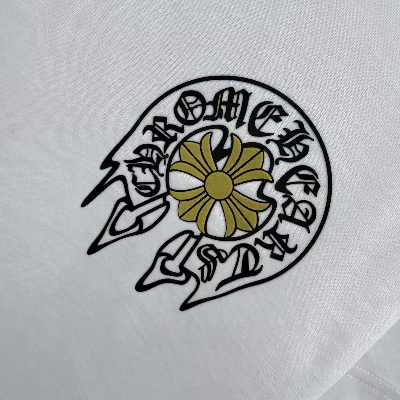 💰130 CH 2025秋冬新款 320克定制面料 圆领短袖 重叠刻字模+植绒十字架 男女同款宽松版 S M L XL XXL 五个码 颜色 黑色 白色