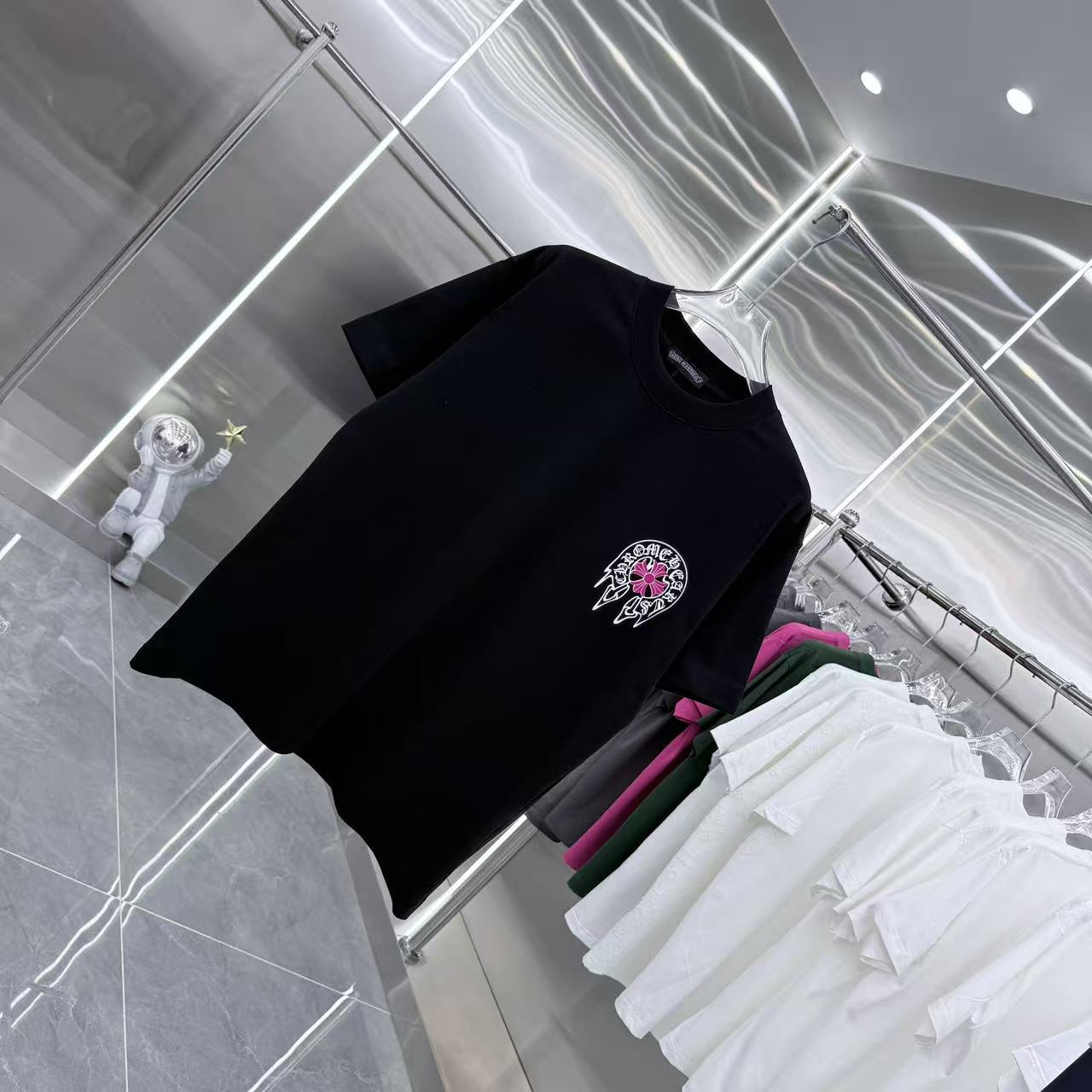 💰130 CH 2025秋冬新款 320克定制面料 圆领短袖 重叠刻字模+植绒十字架 男女同款宽松版 S M L XL XXL 五个码 颜色 黑色 白色