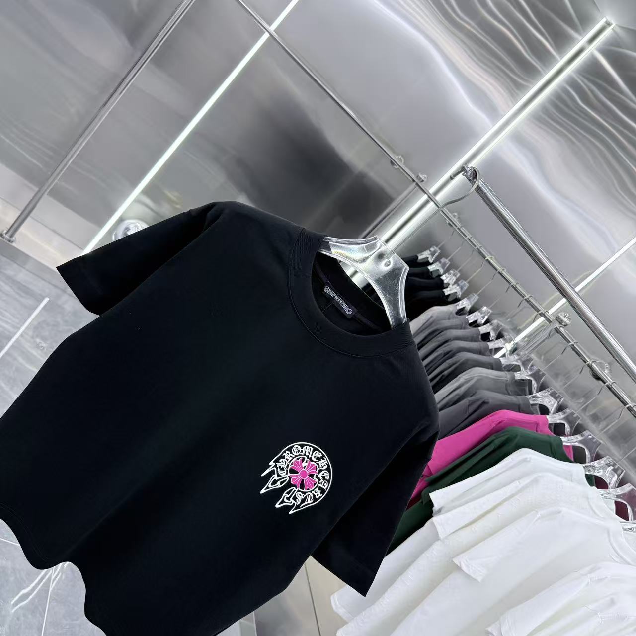 💰130 CH 2025秋冬新款 320克定制面料 圆领短袖 重叠刻字模+植绒十字架 男女同款宽松版 S M L XL XXL 五个码 颜色 黑色 白色