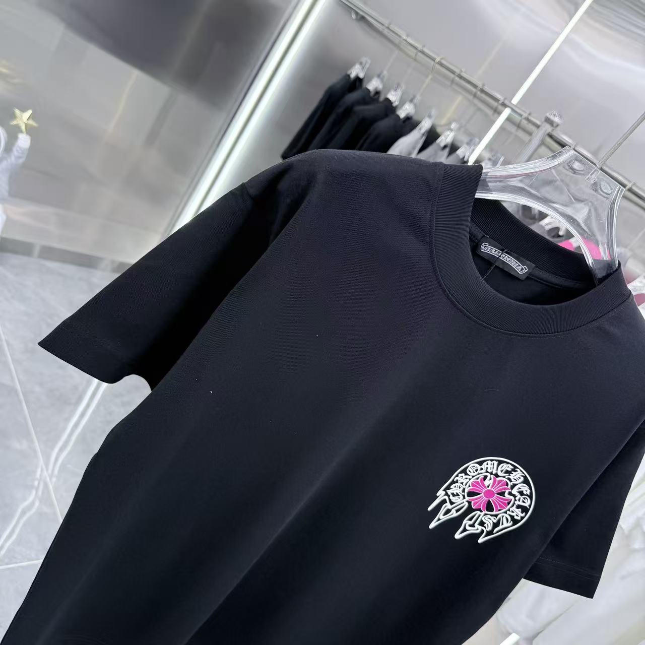 💰130 CH 2025秋冬新款 320克定制面料 圆领短袖 重叠刻字模+植绒十字架 男女同款宽松版 S M L XL XXL 五个码 颜色 黑色 白色