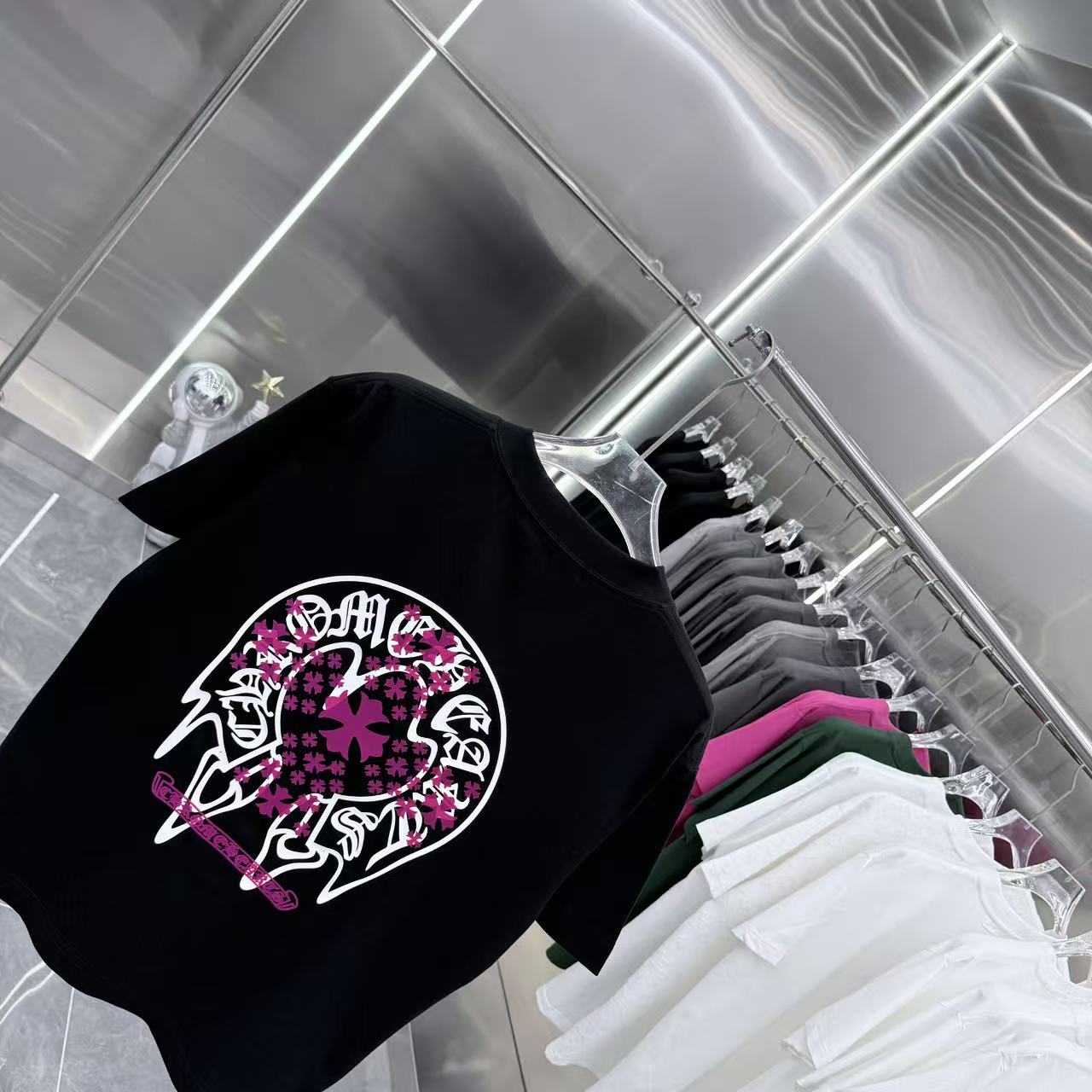 💰130 CH 2025秋冬新款 320克定制面料 圆领短袖 重叠刻字模+植绒十字架 男女同款宽松版 S M L XL XXL 五个码 颜色 黑色 白色