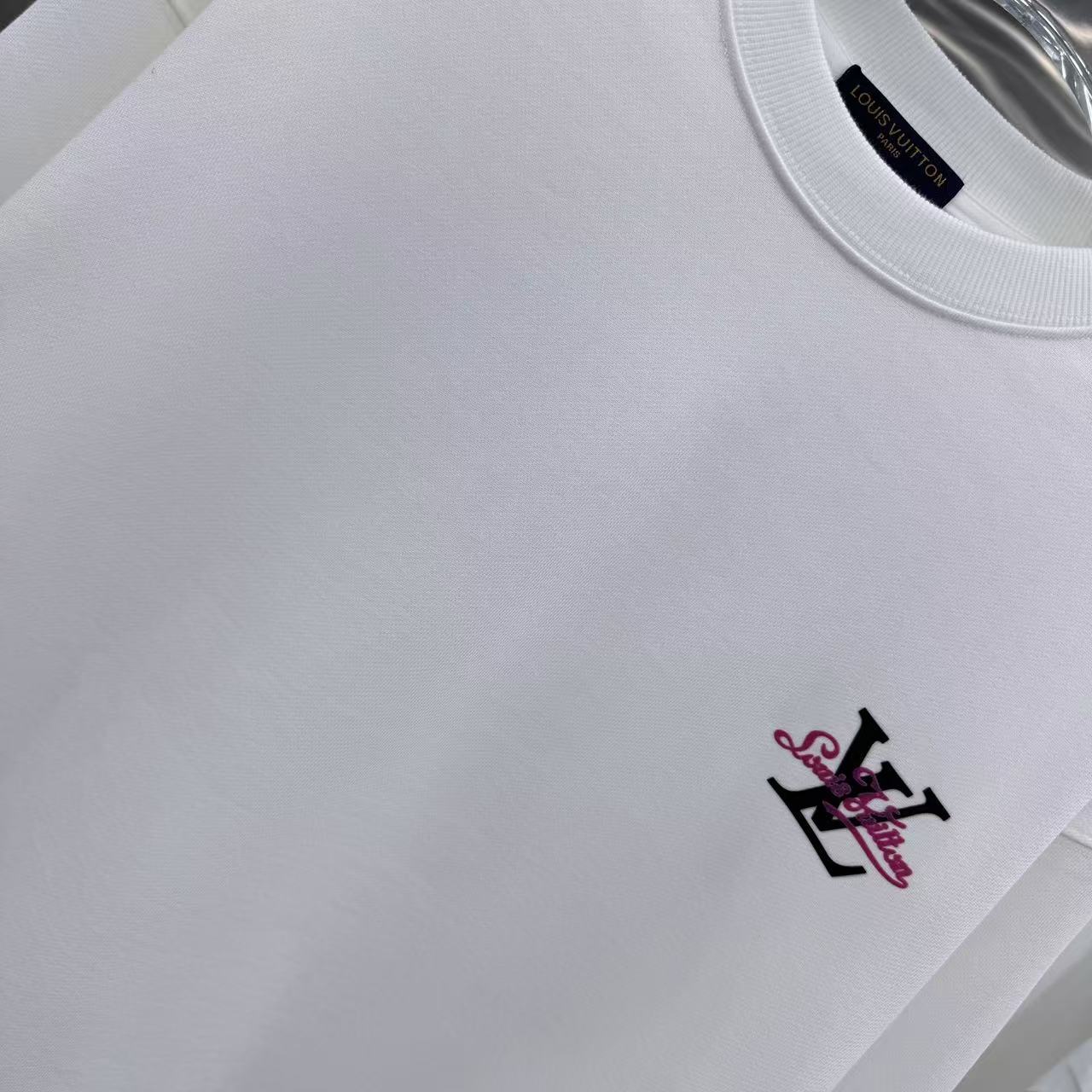 💰150 1V 2025秋冬新款 定制面料 圆领长袖卫衣 重叠刻字模+植绒 男女同款宽松版 S M L XL XXL 五个码 颜色 黑色 白色