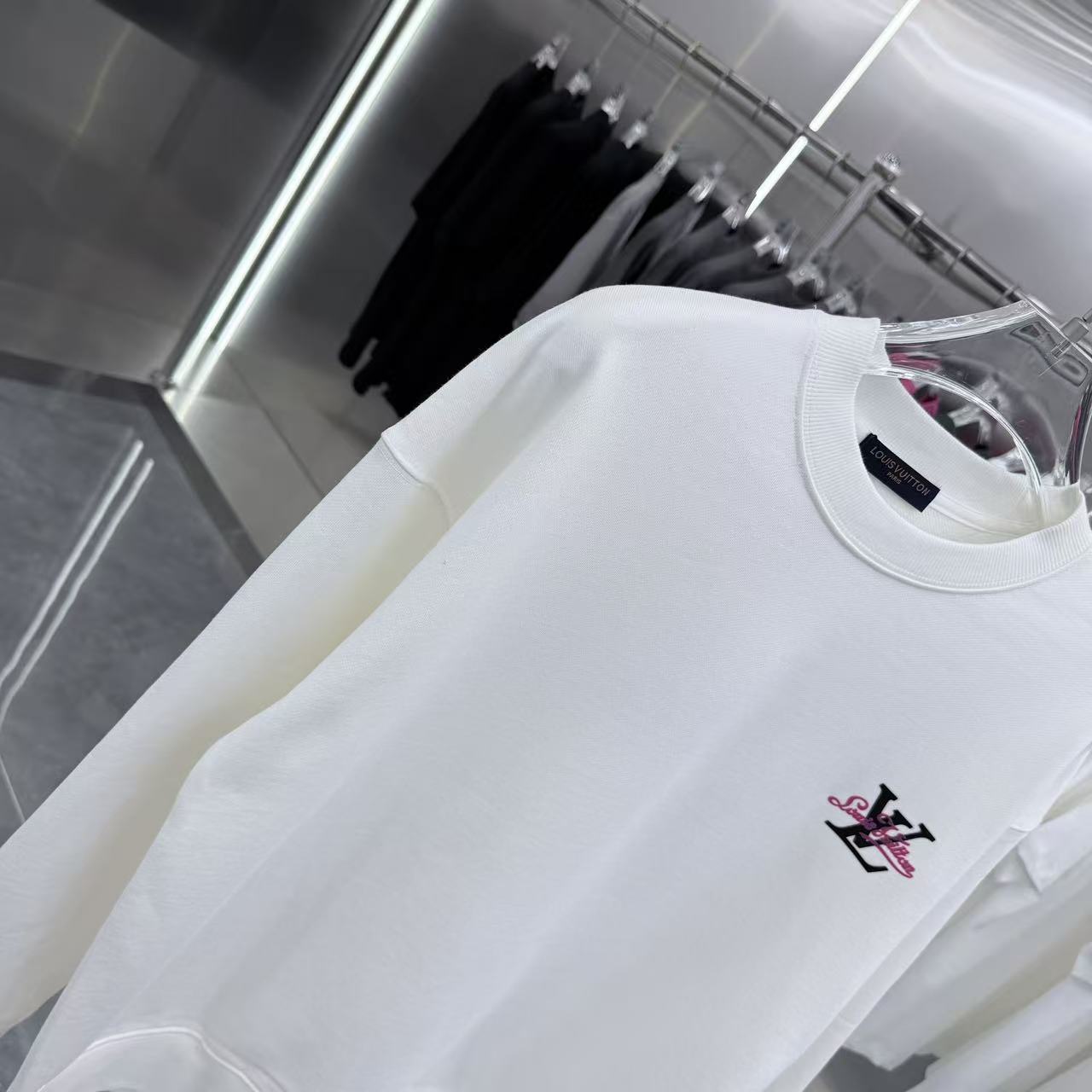 💰150 1V 2025秋冬新款 定制面料 圆领长袖卫衣 重叠刻字模+植绒 男女同款宽松版 S M L XL XXL 五个码 颜色 黑色 白色