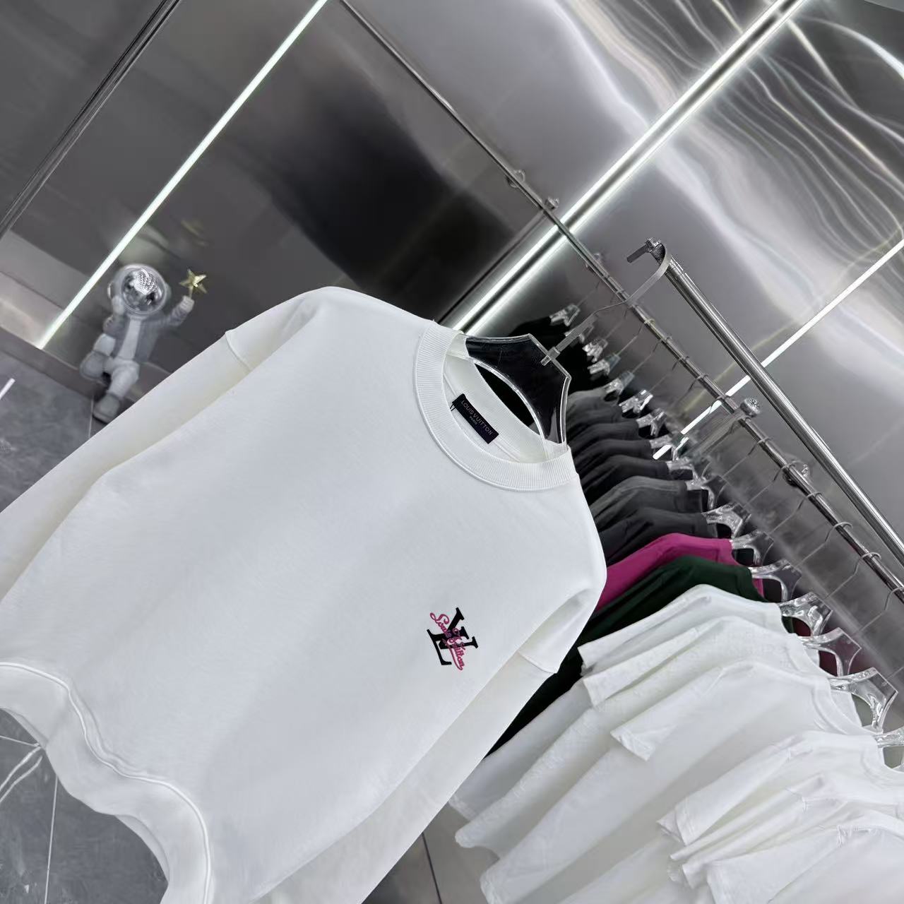 💰150 1V 2025秋冬新款 定制面料 圆领长袖卫衣 重叠刻字模+植绒 男女同款宽松版 S M L XL XXL 五个码 颜色 黑色 白色