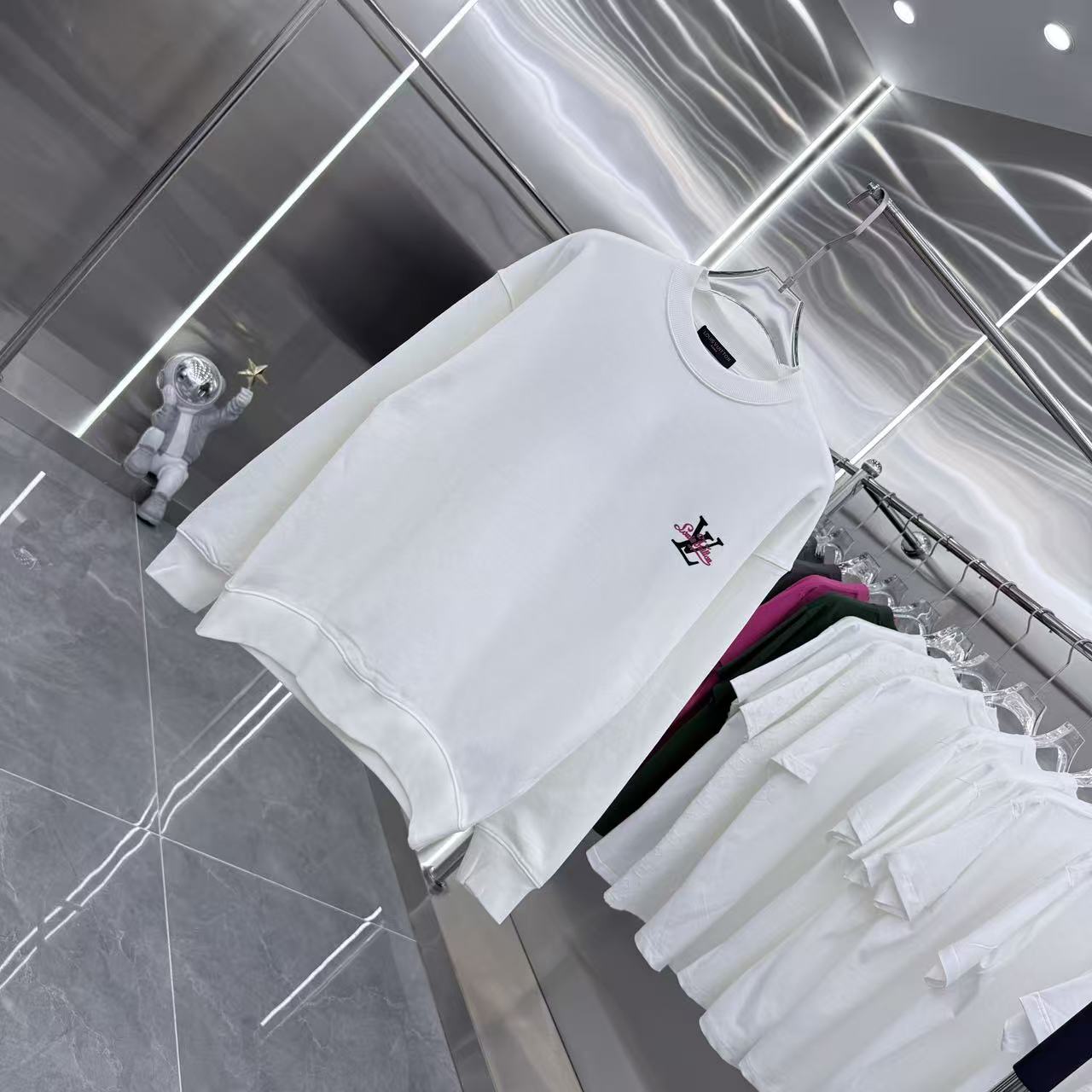 💰150 1V 2025秋冬新款 定制面料 圆领长袖卫衣 重叠刻字模+植绒 男女同款宽松版 S M L XL XXL 五个码 颜色 黑色 白色