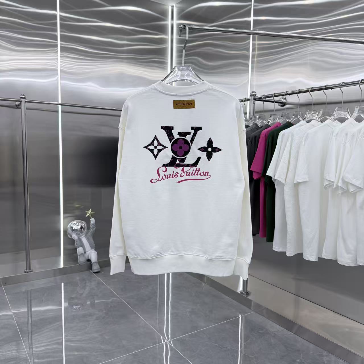 💰150 1V 2025秋冬新款 定制面料 圆领长袖卫衣 重叠刻字模+植绒 男女同款宽松版 S M L XL XXL 五个码 颜色 黑色 白色