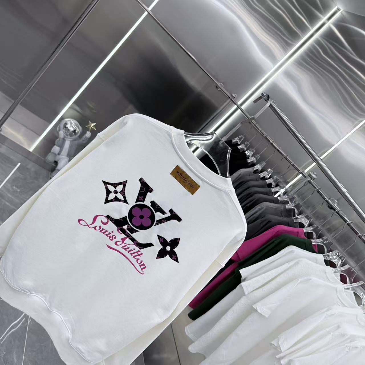 💰150 1V 2025秋冬新款 定制面料 圆领长袖卫衣 重叠刻字模+植绒 男女同款宽松版 S M L XL XXL 五个码 颜色 黑色 白色