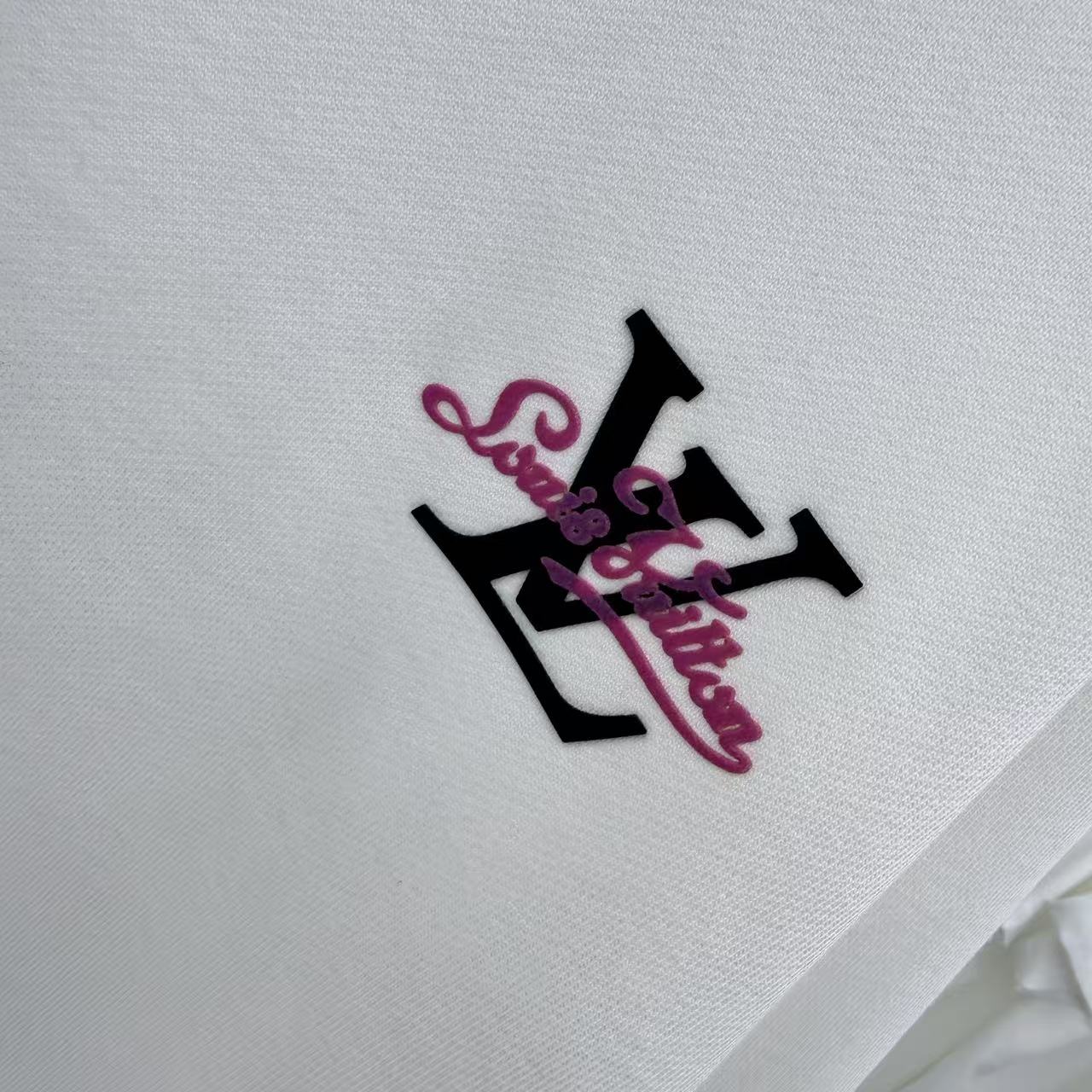 💰150 1V 2025秋冬新款 定制面料 圆领长袖卫衣 重叠刻字模+植绒 男女同款宽松版 S M L XL XXL 五个码 颜色 黑色 白色