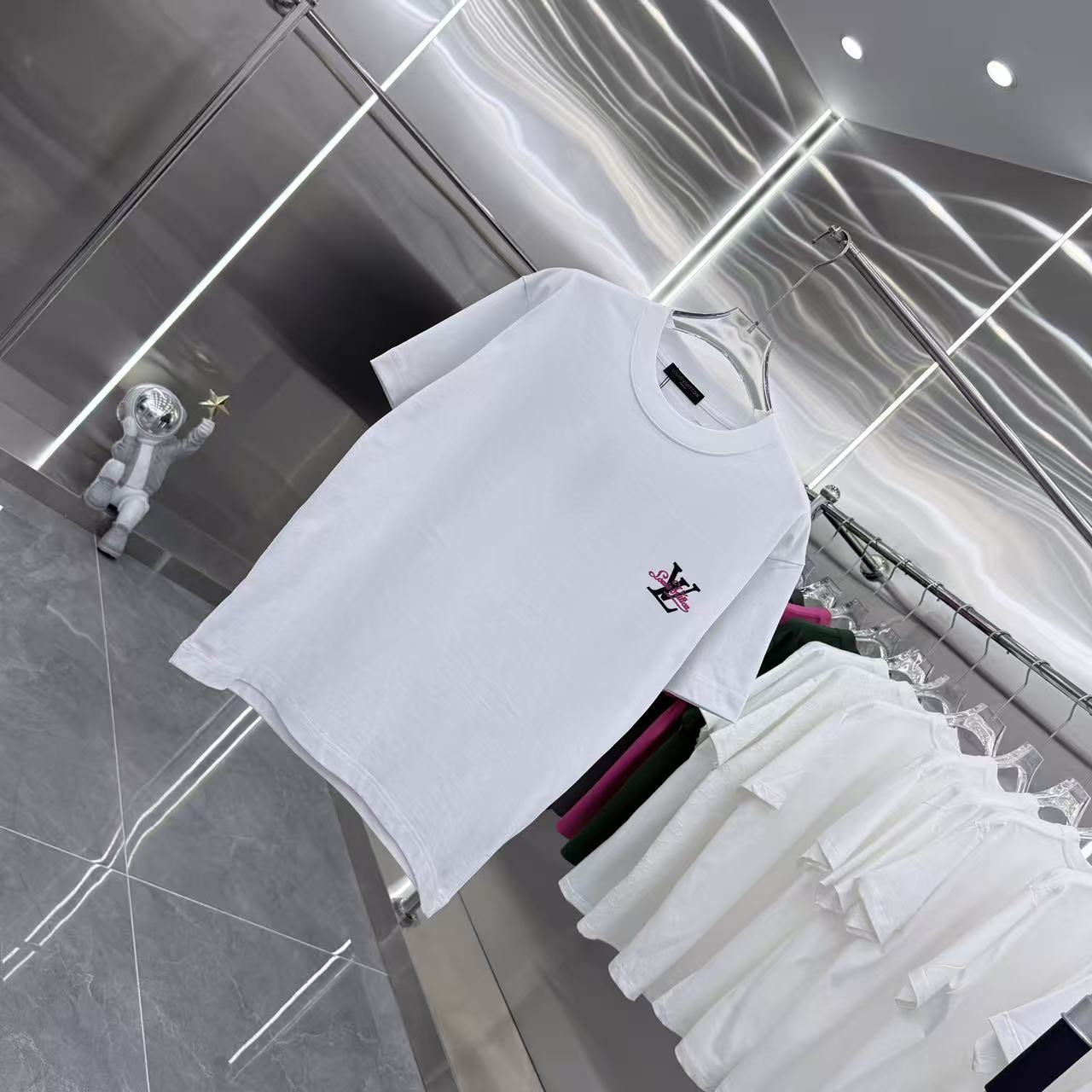 💰130 1V 2025秋冬新款 320克定制面料 圆领短袖 重叠刻字模+植绒 男女同款宽松版 S M L XL XXL 五个码 颜色 黑色 白色 灰色